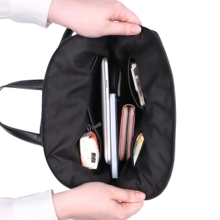 Prošívaný batoh z nadýchaného nylonu Carmelo materiál nylon zapínání na zip barva metalická velikost střední 4384 TI Vnitřek