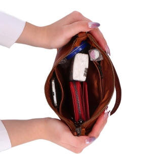 Praktická kožená crossbody na každý den Noelia Bolger materiál kůže zapínání na zip barva koňaková velikost malá NB 2406 KO Vnitřek