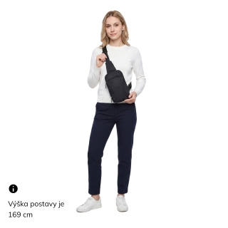 Praktická crossbody taška na mobil a peněženku Carmelo materiál nylon zapínání na zip barva černá velikost malá 6600 C Na postavě