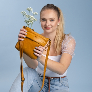 Malá kožená crossbody se zapínáním na zip Noelia Bolger materiál kůže zapínání na zip barva žlutá velikost malá NB 2090 ZLU Lifestyle