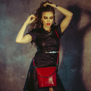 Elegantní kožená crossbody s řetízkem Noelia Bolger materiál kůže zapínání na zip barva červená velikost malá NB 0048 TCV Lifestyle