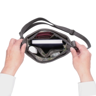 Menší crossbody kabelka Tangerin materiál syntetická kůže zapínání na zip barva hnědá velikost střední 8022 TH Vnitřek