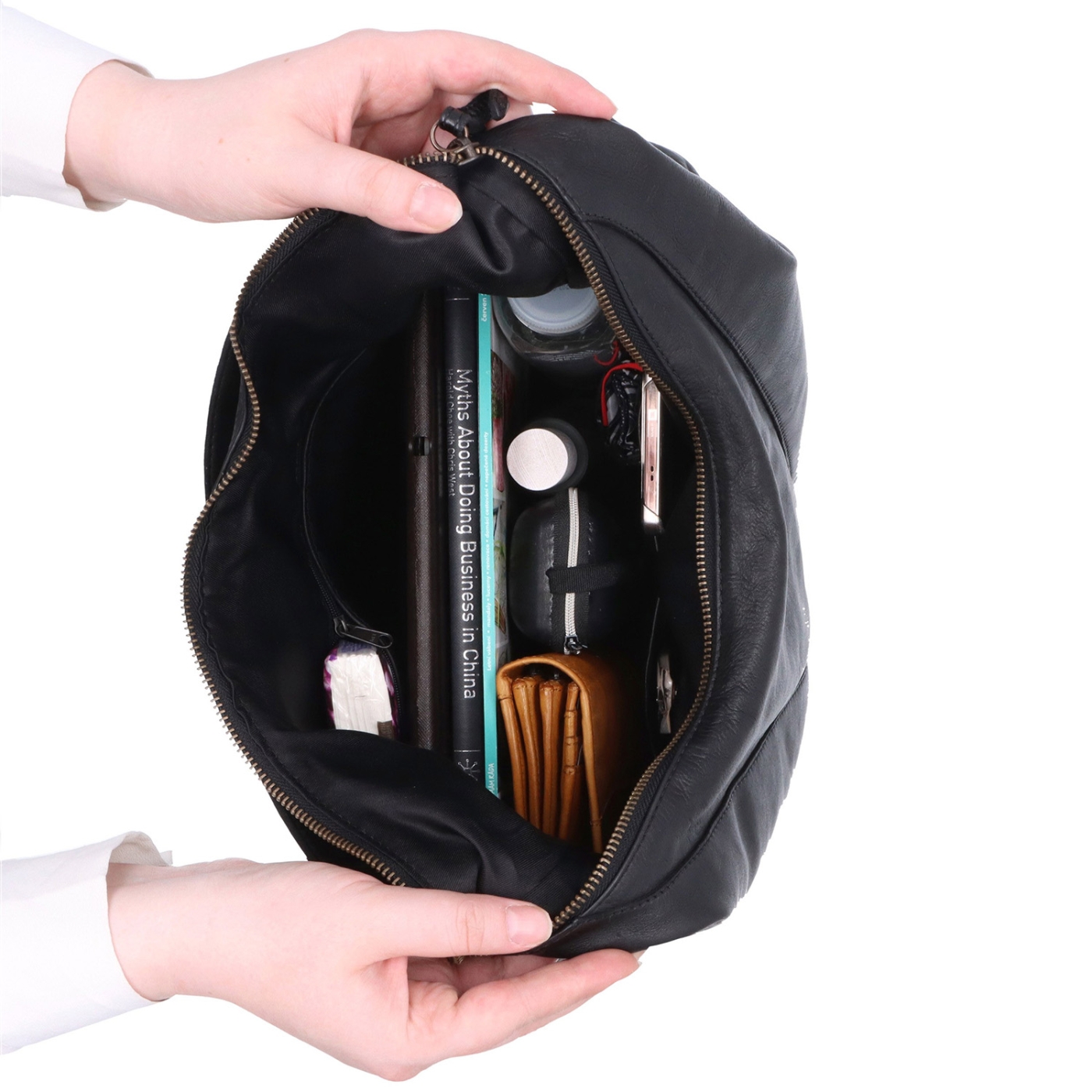 Velká kožená hobo kabelka přes rameno Noelia Bolger materiál kůže zapínání na zip barva černá velikost velká NB 2423 C Vnitřek