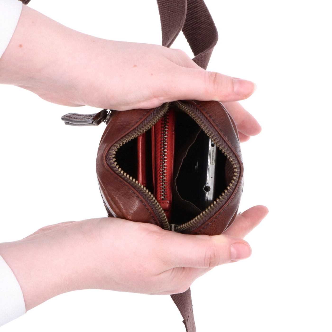 Malá kožená crossbody Poyem materiál kůže zapínání na zip barva hnědá velikost malá 2220 Poyem H Vnitřek