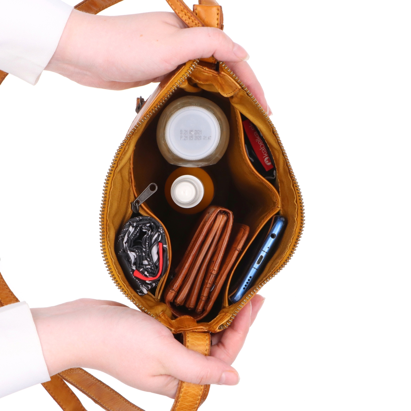 Crossbody kabelka v nadčasovém designu Noelia Bolger materiál kůže zapínání na zip barva žlutá velikost střední NB 2431 ZLU Vnitřek