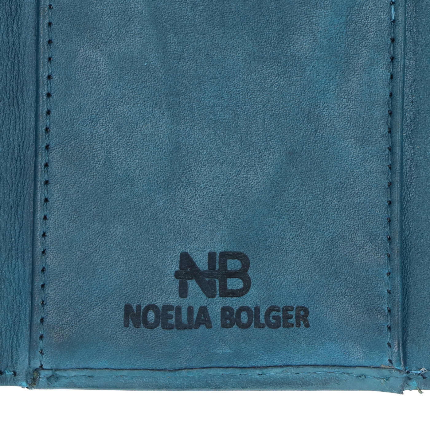 Minimalistická kožená peněženka s prošíváním Noelia Bolger materiál kůže zapínání na cvoček barva tyrkysová velikost malá 5129 NB TYR Logo