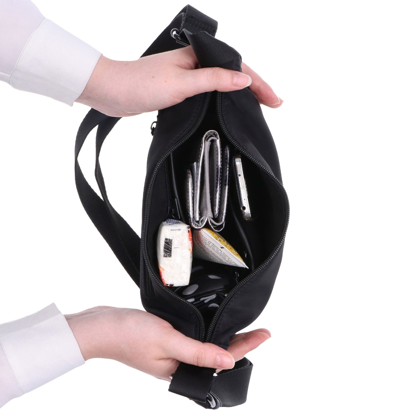 Malá nylonová kabelky typu moonbag Carmelo materiál nylon zapínání na zip barva černá velikost malá 6609 C Vnitřek