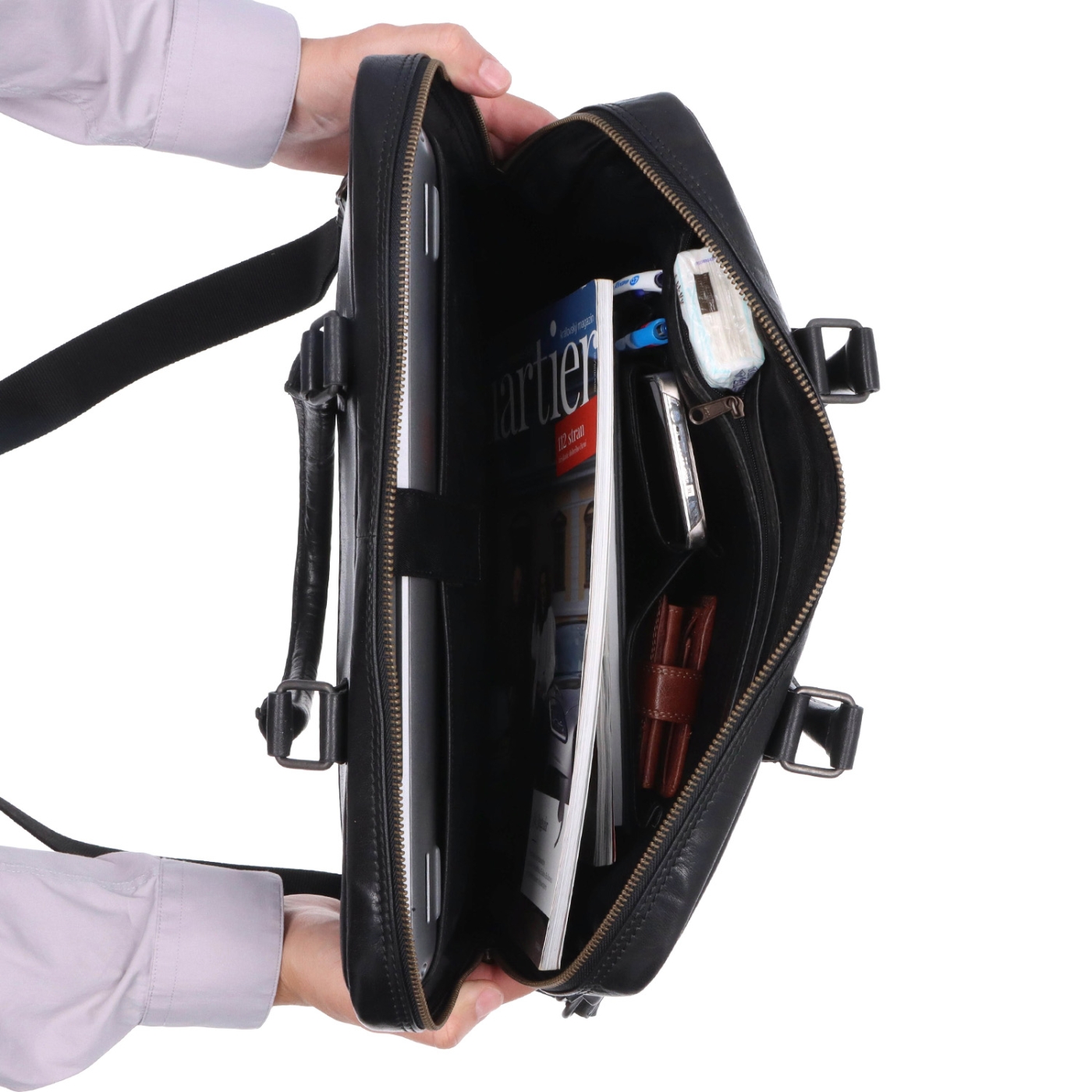 Kožená pánská taška s přihrádkou na notebook Poyem materiál kůže zapínání na zip barva černá velikost velká 2225 Poyem C Vnitřek
