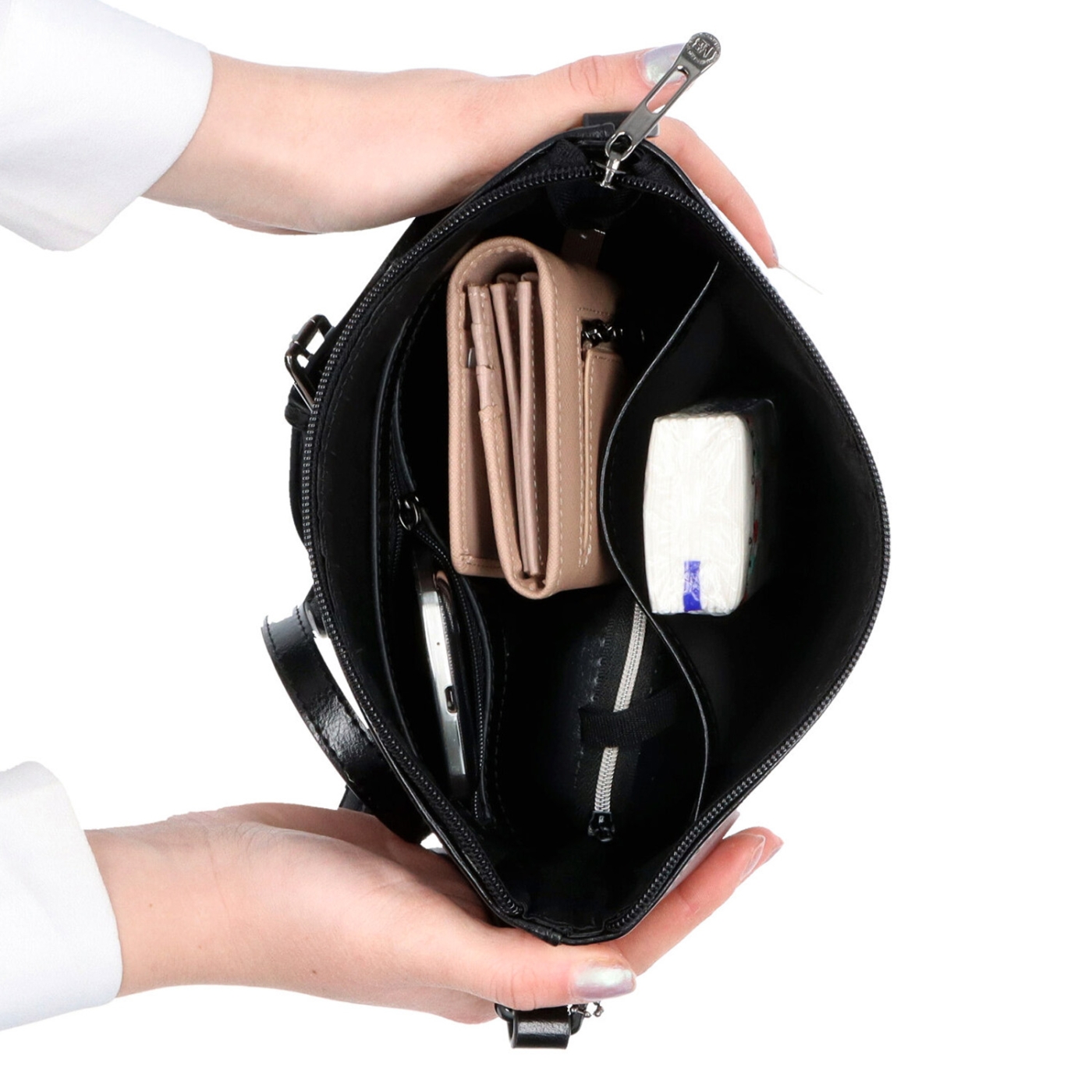 Luxusní kožená crossbody kabelka Noelia Bolger materiál kůže zapínání na zip barva černá velikost malá NB 0077 C Vnitřek