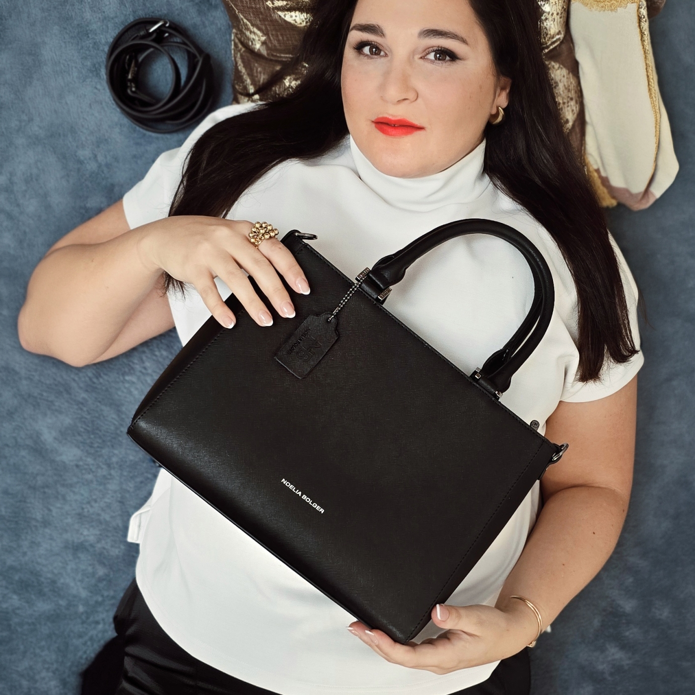 Elegantní z kůže saffiano Noelia Bolger materiál kůže zapínání na zip barva černá velikost střední NB 0038 C Lifestyle