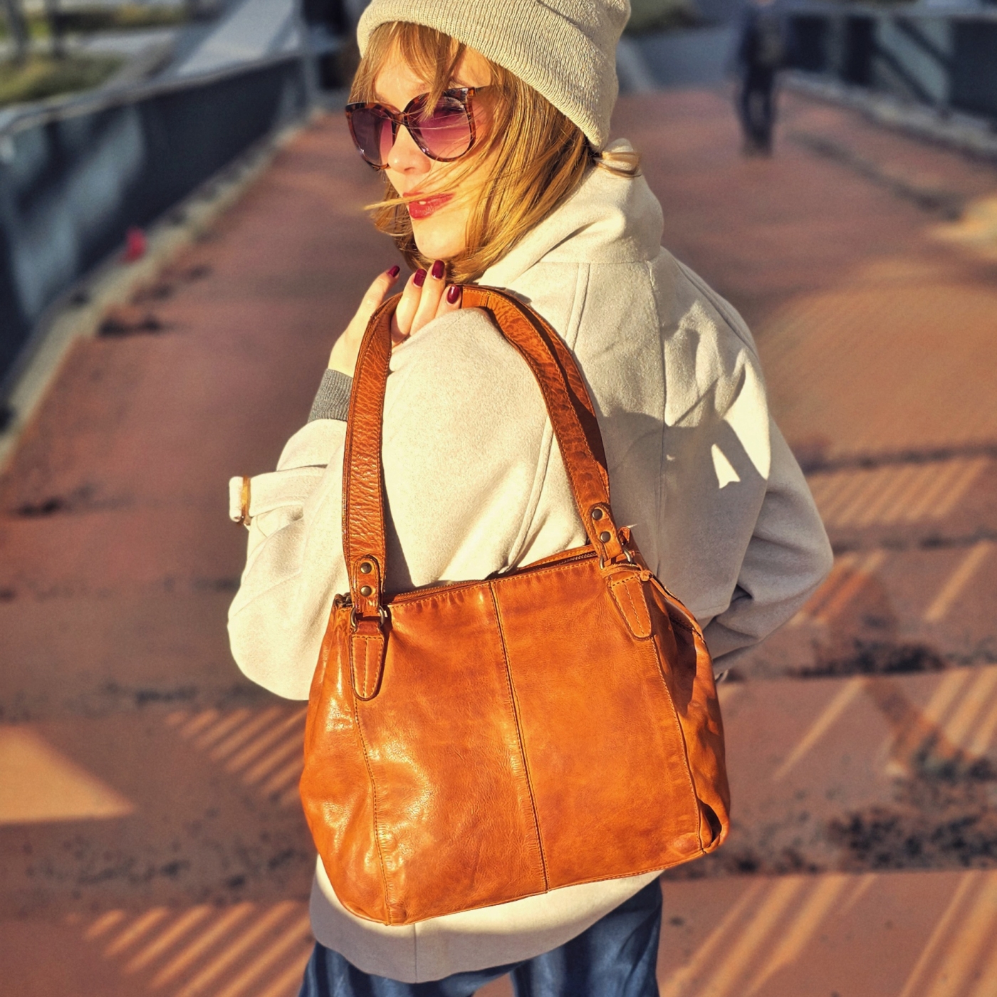 Kožená kabelka přes rameno s možností rozšíření Noelia Bolger materiál kůže zapínání na zip barva koňaková velikost střední NB 2102 KO Lifestyle