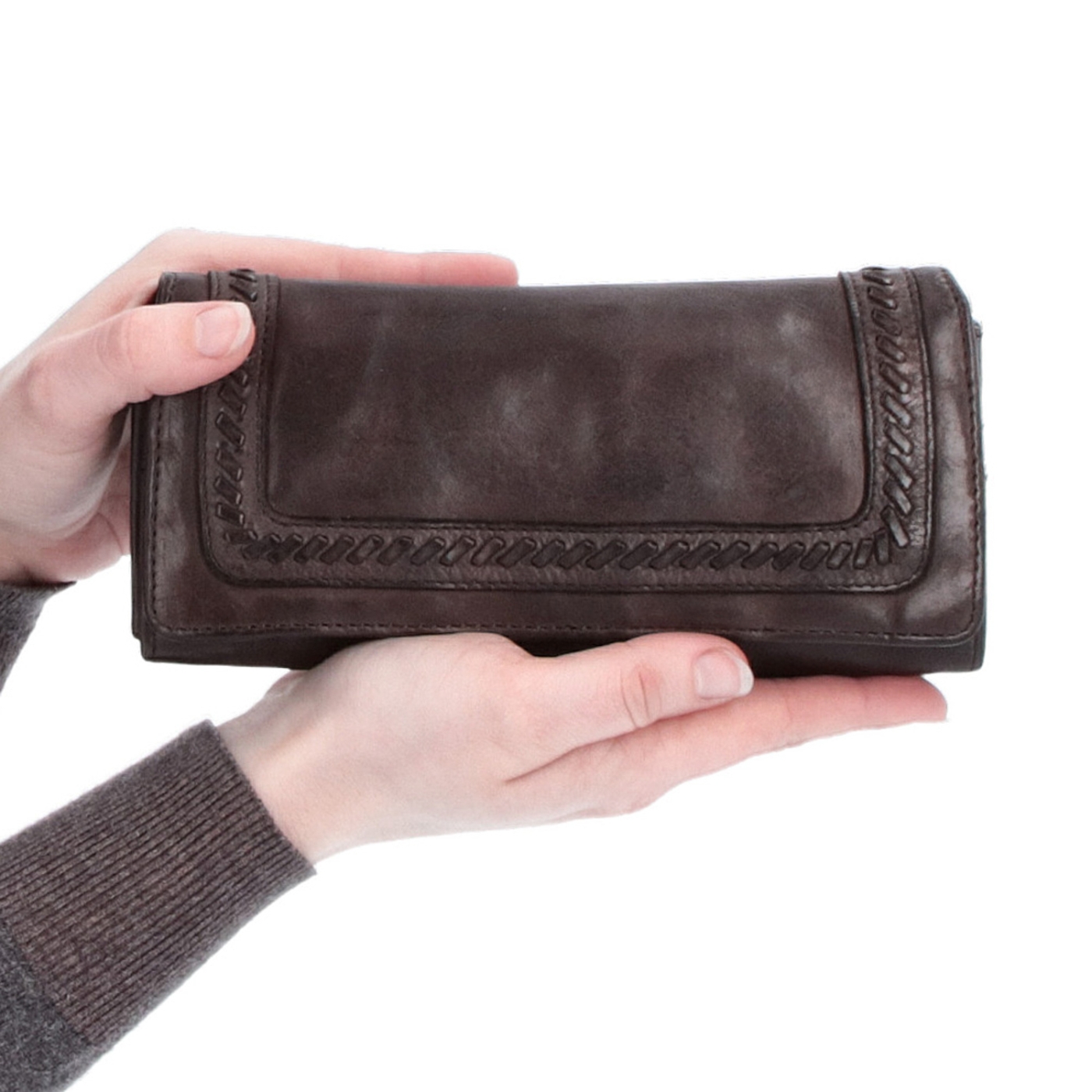 Dlouhá kožená peněženka s proplétáním Noelia Bolger materiál kůže zapínání na cvoček barva hnědá velikost velká 5119 NB H V ruce