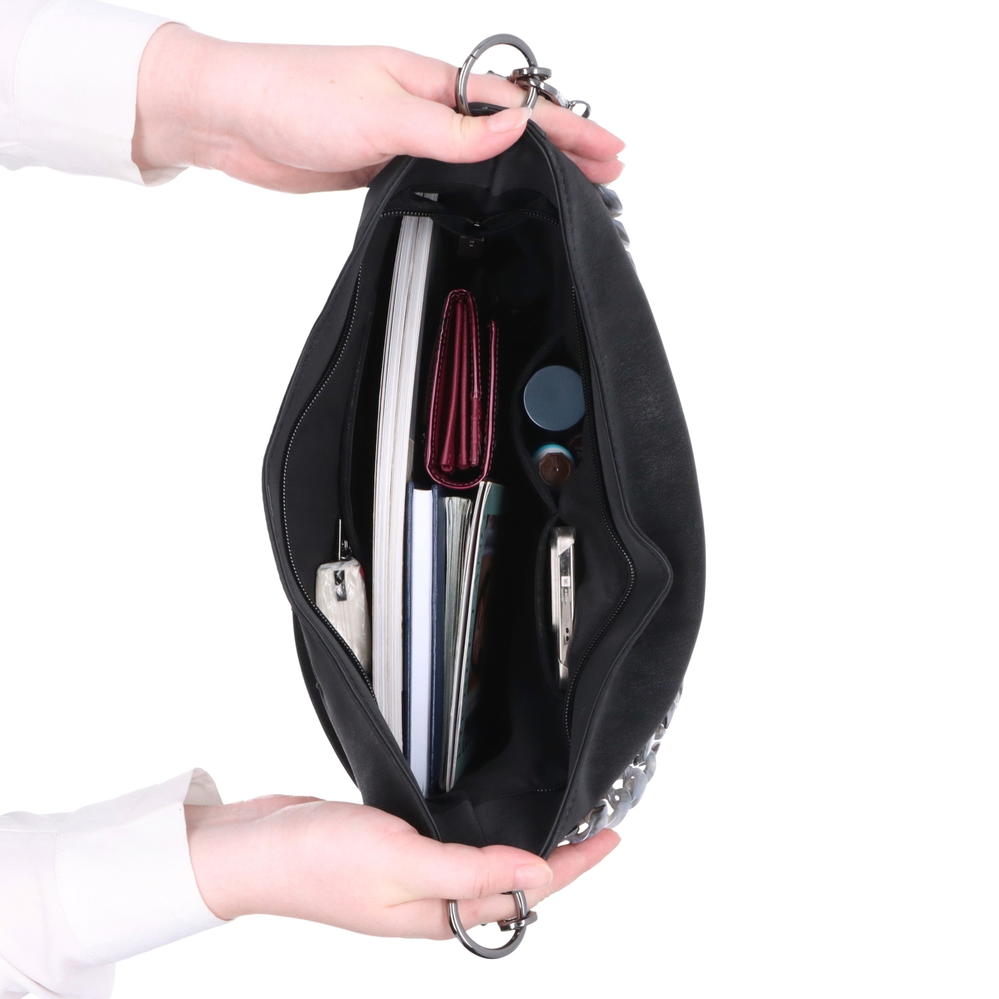 Stylová crossbody kabelka s odepínacím řetízkem Carmelo materiál syntetická kůže zapínání na zip barva černá velikost střední 4660 C Vnitřek