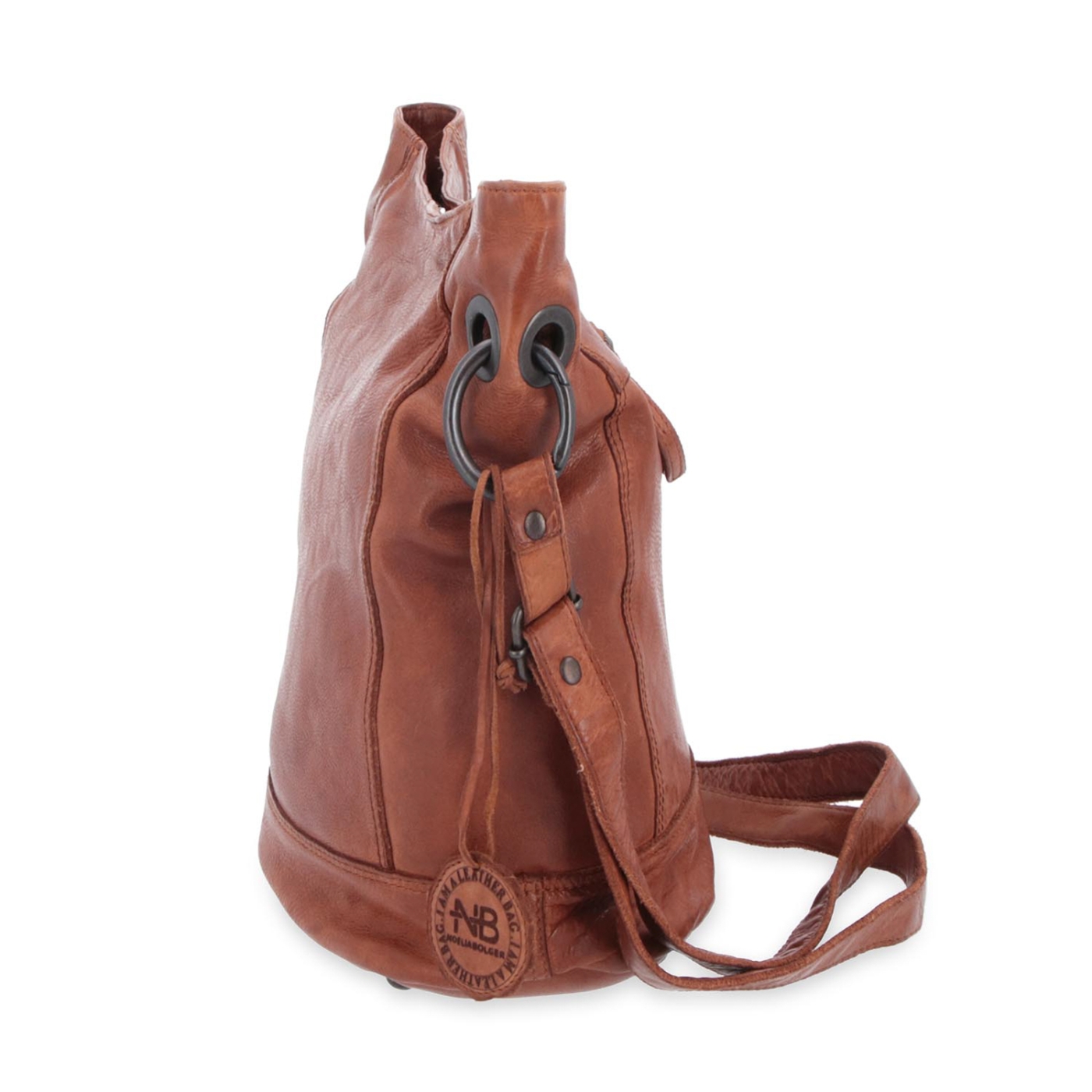 Kožená crossbody kabelka s designovým prošitím Noelia Bolger materiál kůže zapínání na zip barva koňaková velikost střední NB 2089 KO Z boku