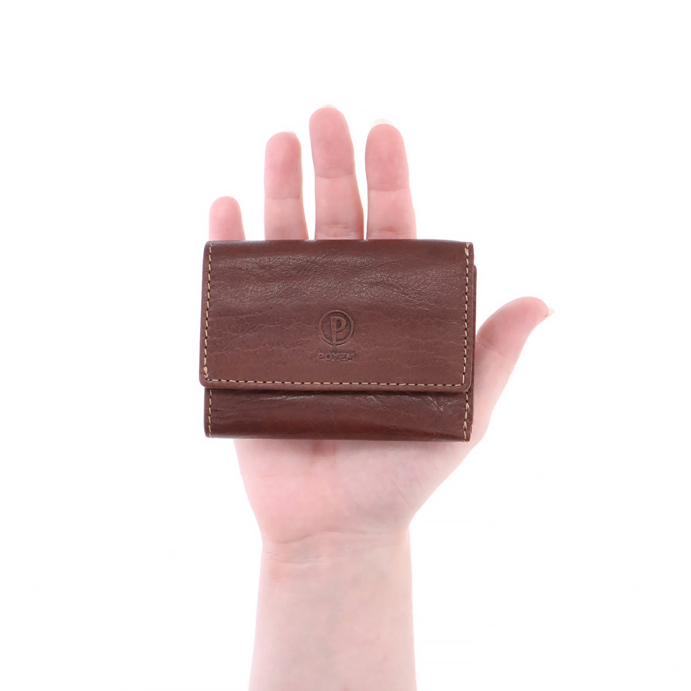 Menší kožená unisex peněženka Poyem materiál kůže zapínání na cvoček barva hnědá velikost malá 5240 Poyem H V ruce