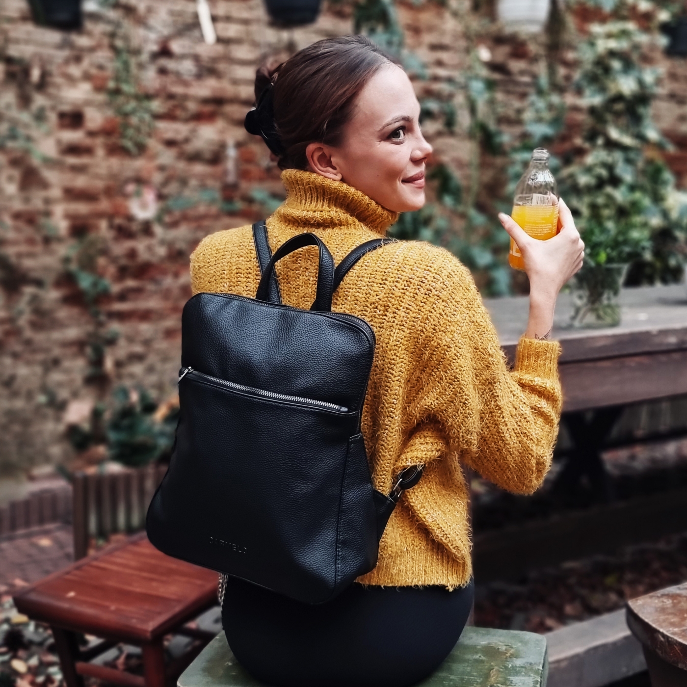 Dámský batoh do města Carmelo materiál syntetická kůže zapínání na zip barva černá velikost střední 4269 C Lifestyle