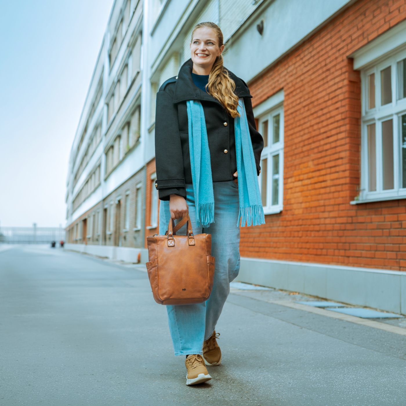 Kožený městský batoh s praktickými uchy Noelia Bolger materiál kůže zapínání na zip barva koňaková velikost střední NB 2424 KO Lifestyle