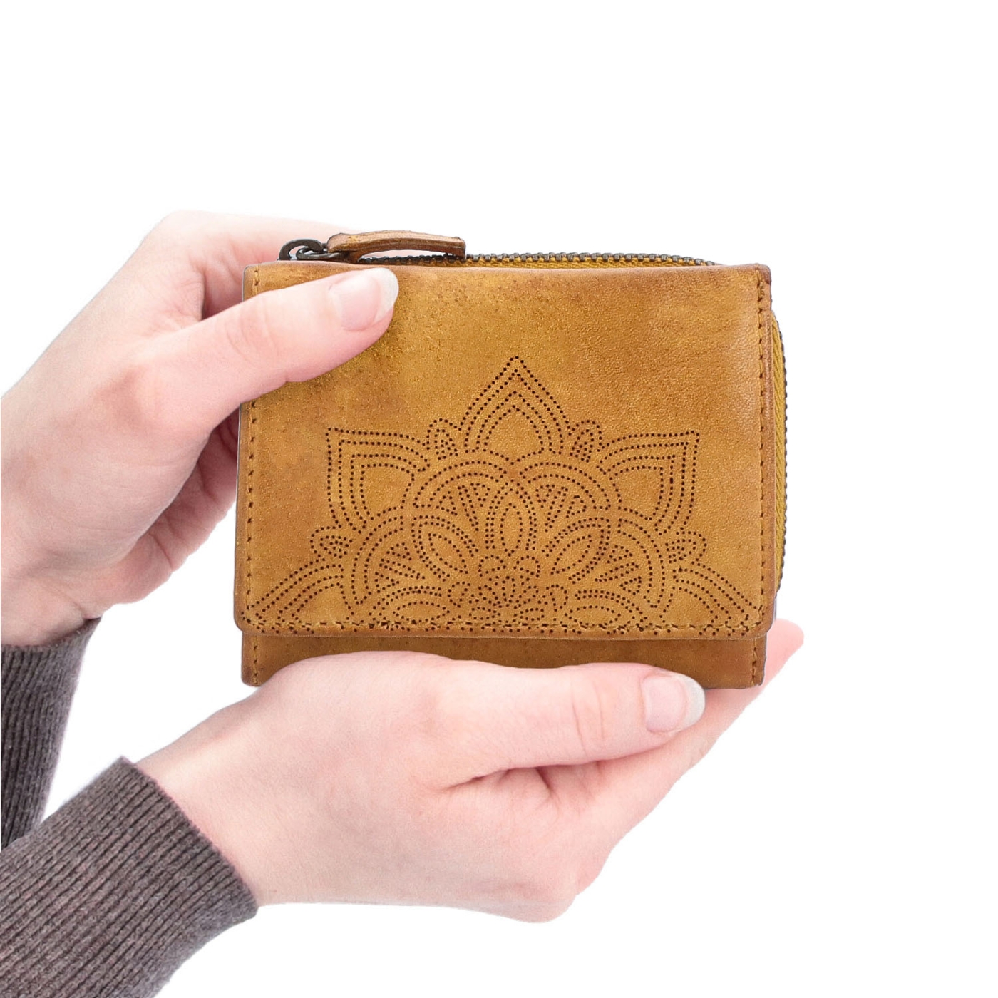 Malá kožená peněženka v boho stylu Noelia Bolger materiál kůže zapínání na cvoček barva žlutá velikost malá 5124 NB ZLU V ruce
