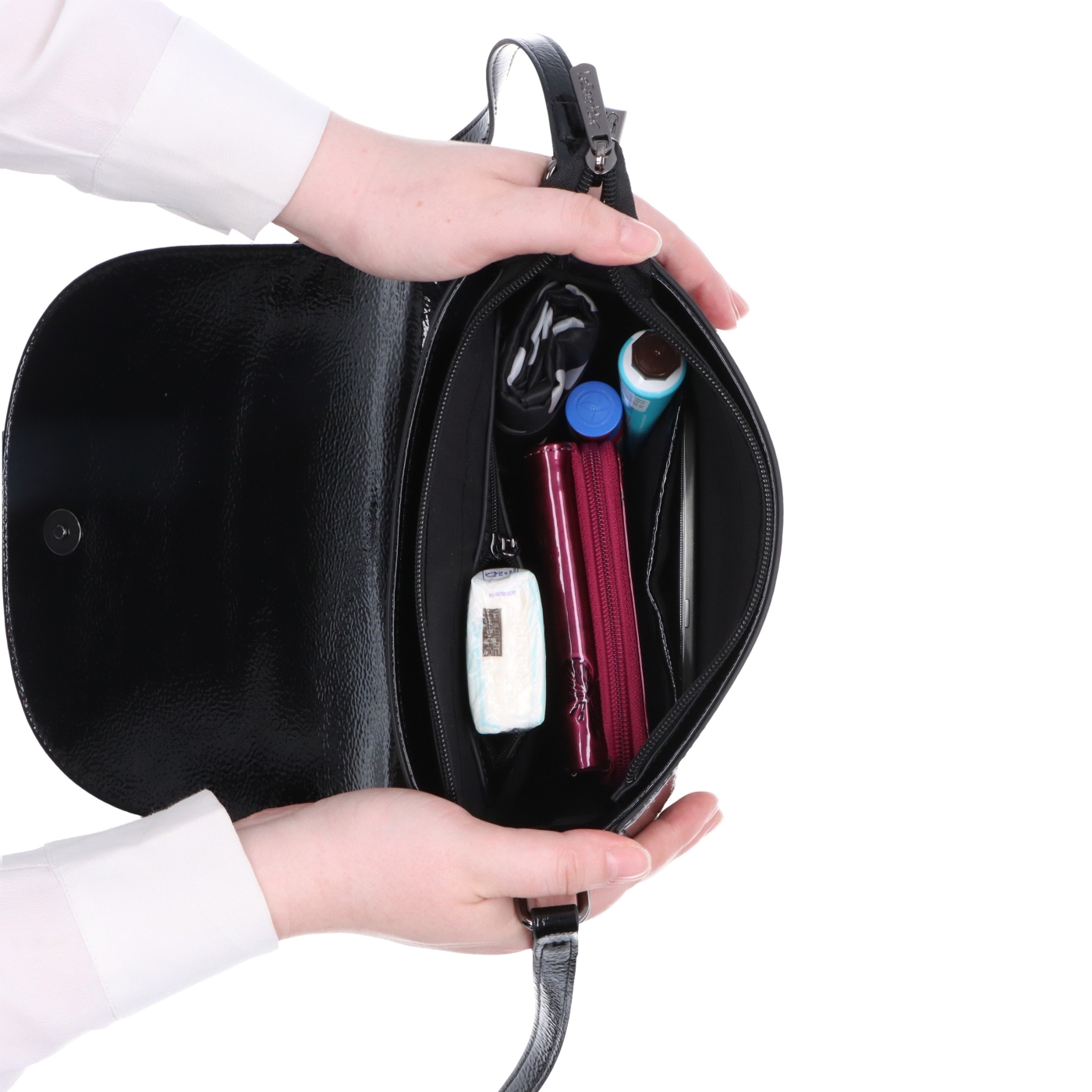 Elegantní crossbody kabelka s klopou Le Sands materiál syntetická kůže zapínání s klopou barva černá velikost malá 4647 C Vnitřek