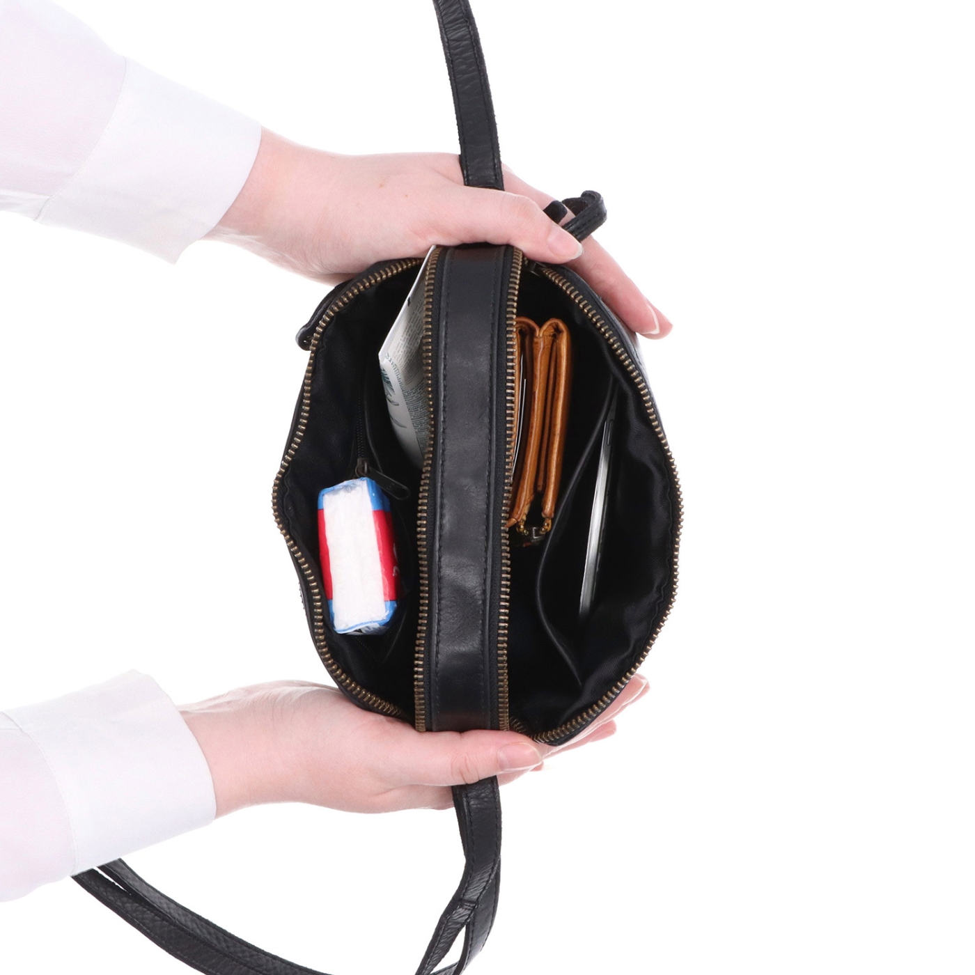 Minimalistická kožená crossbody kabelka Noelia Bolger materiál kůže zapínání na zip barva černá velikost malá NB 2407 C Vnitřek