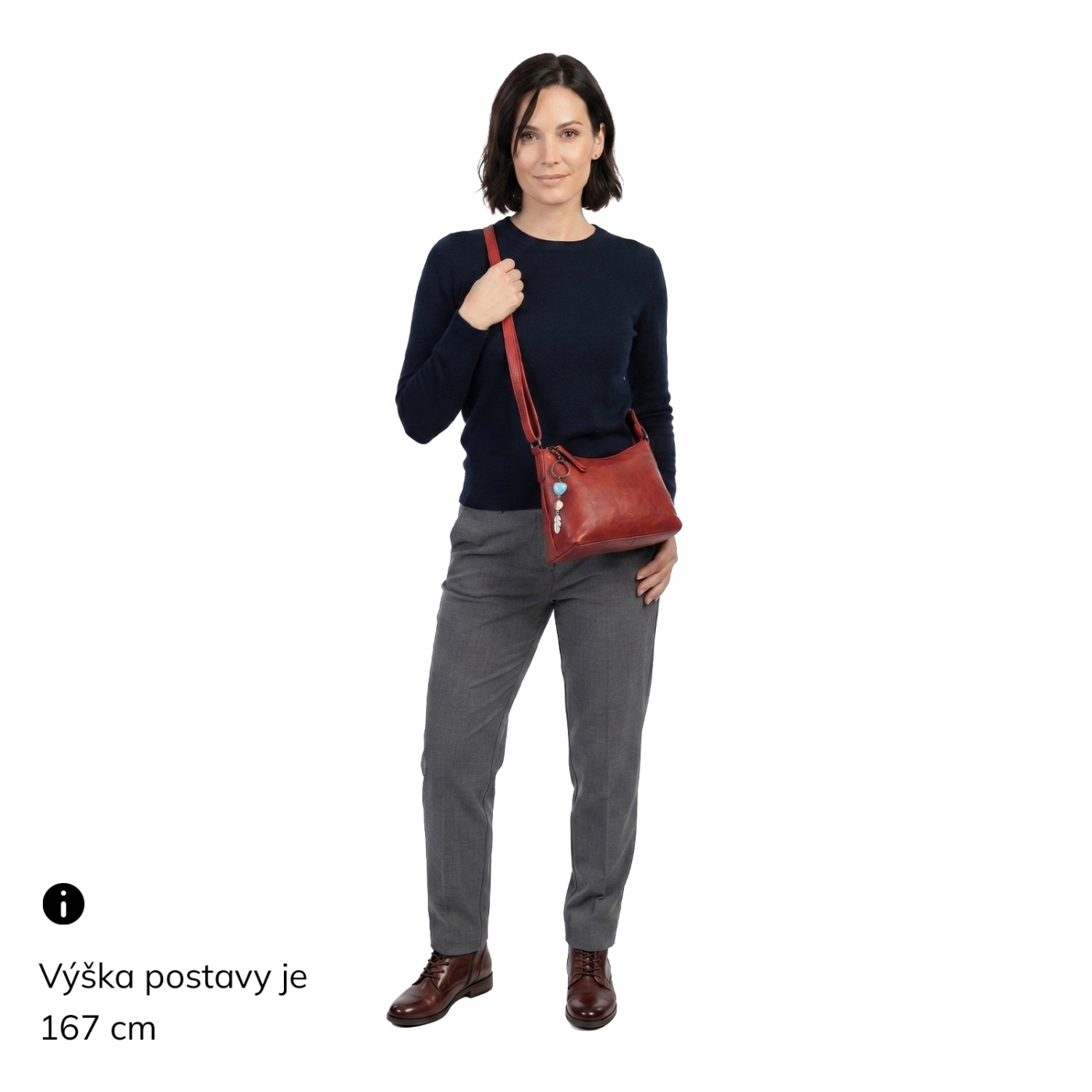 Malá kožená kabelka s přívěskem Noelia Bolger materiál kůže zapínání na zip barva červená velikost malá NB 3101 CV Na postavě
