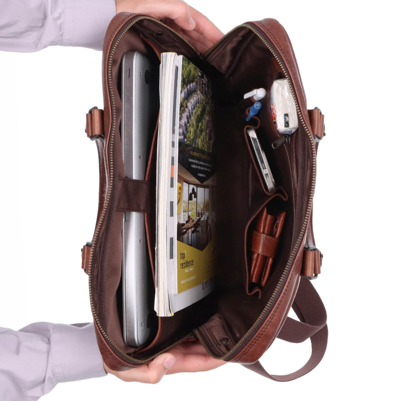 Kožená pánská taška s přihrádkou na notebook Poyem materiál kůže zapínání na zip barva hnědá velikost velká 2225 Poyem H Vnitřek