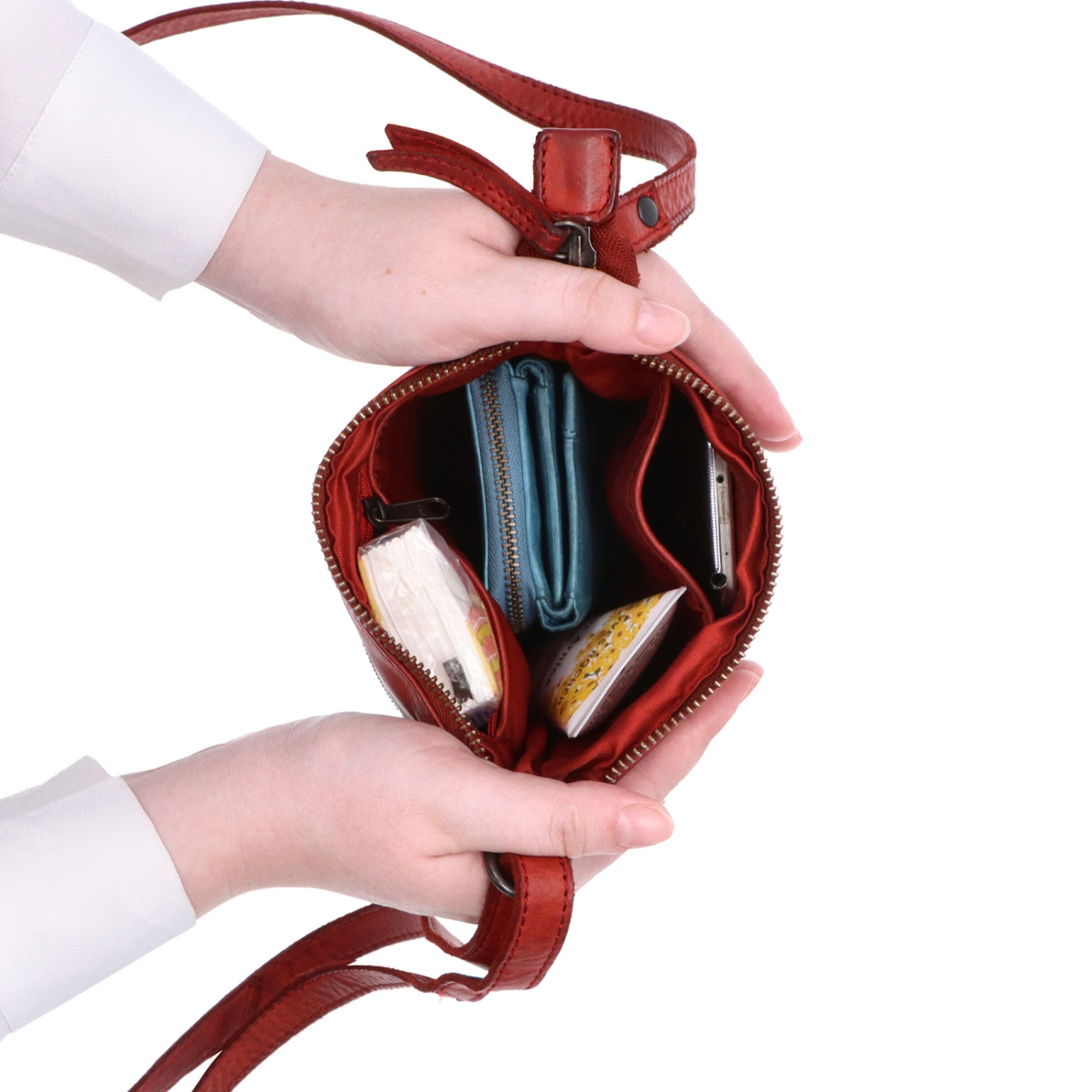 Elegantní kožená crossbody kabelka Noelia Bolger materiál kůže zapínání na zip barva červená velikost malá NB 2415 CV Vnitřek