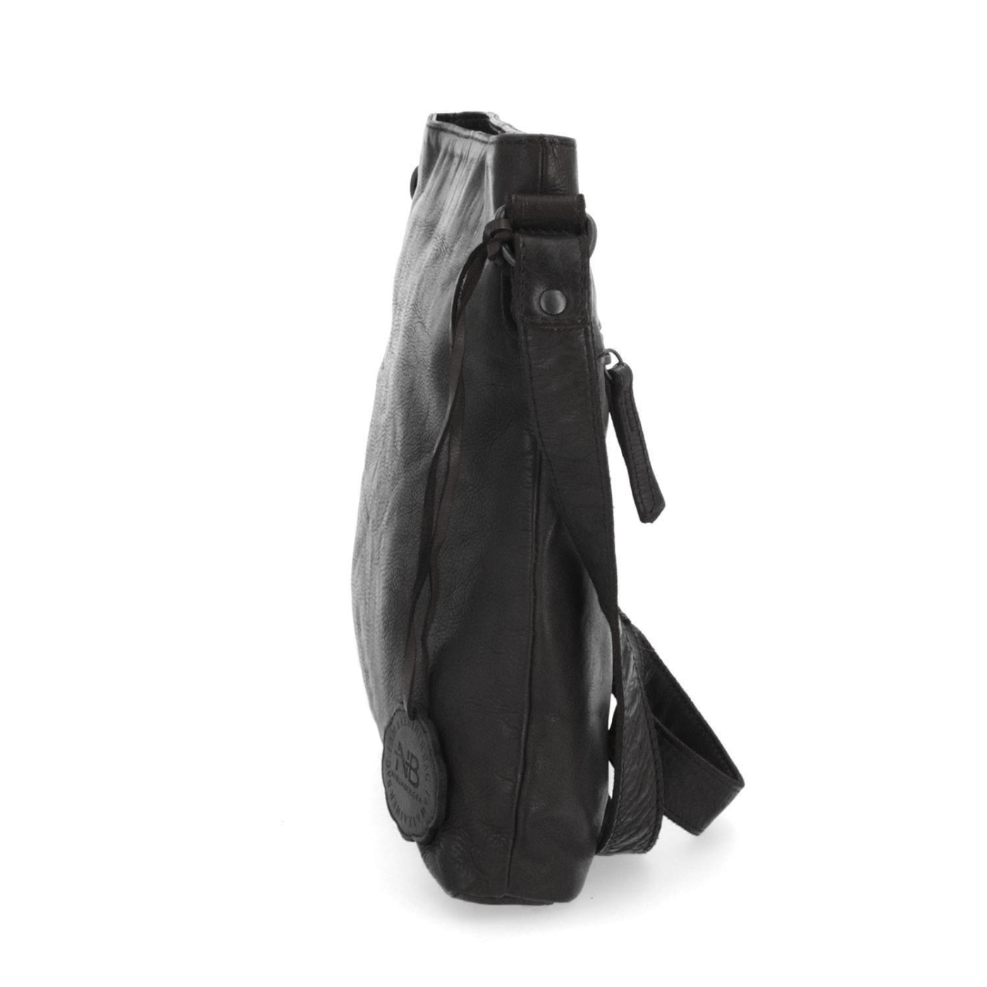 Kožená crossbody kabelka ve vintage stylu Noelia Bolger materiál kůže zapínání na zip barva černá velikost malá NB 2001 C Z boku