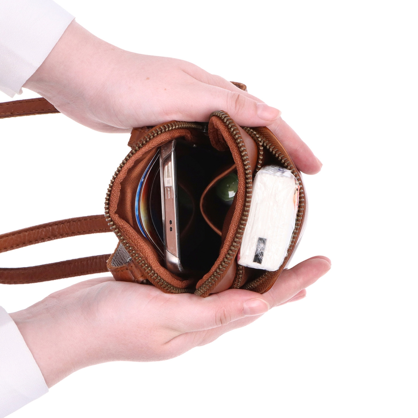 Stylová kožená crossbody taška Noelia Bolger materiál kůže zapínání na zip barva koňaková velikost malá NB 2419 KO Vnitřek