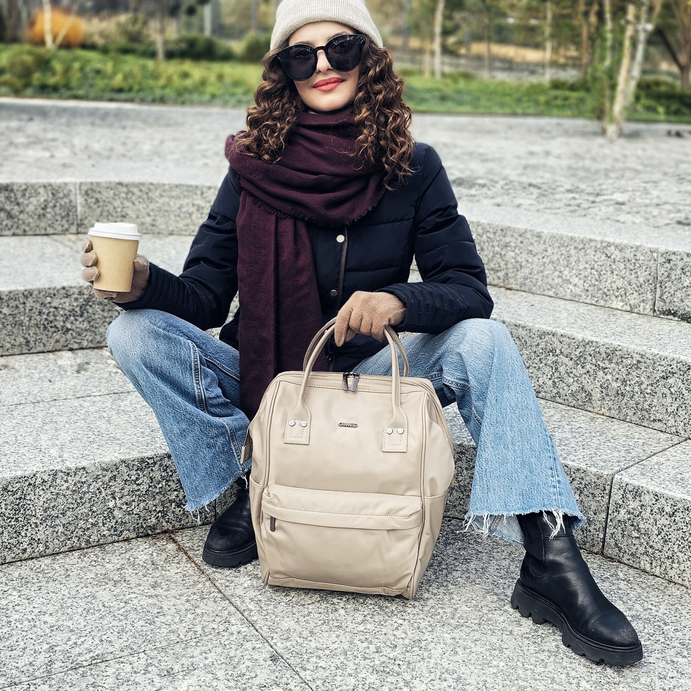Velký praktický batoh značky Carmelo Carmelo materiál nylon zapínání na zip barva taupe velikost velká 4319 T Lifestyle