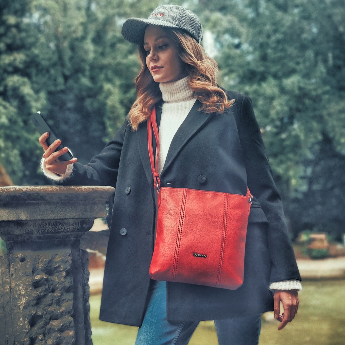 Malá sportovní crossbody kabelka Tangerin materiál syntetická kůže zapínání na zip barva červená velikost malá 8011 CV Lifestyle