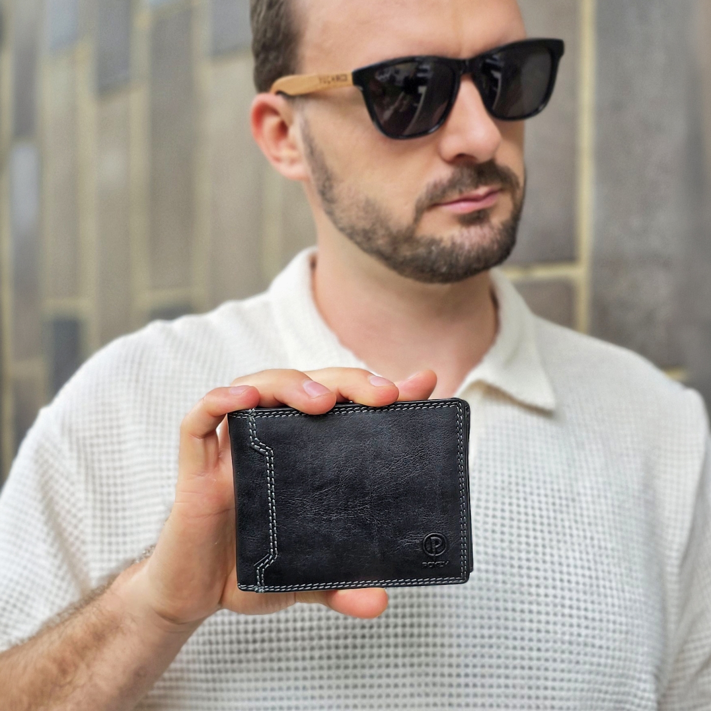 Kožená peněženka na šířku Poyem materiál kůže zapínání Bez zapínání barva černá velikost malá 5206 Poyem C Lifestyle