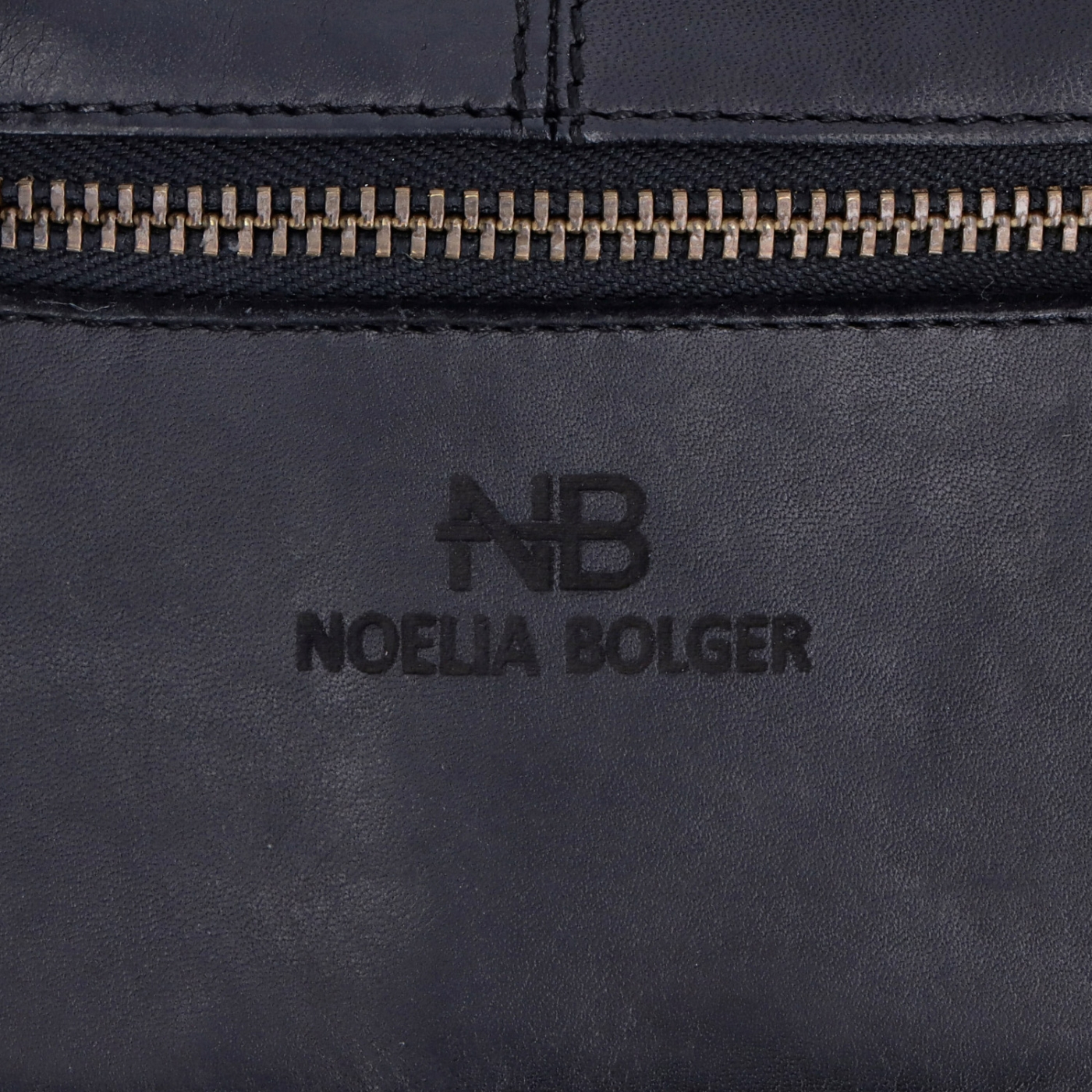 Dlouhá kožená peněženka s prošitím Noelia Bolger materiál kůže zapínání na cvoček barva černá velikost velká 5126 NB C Logo