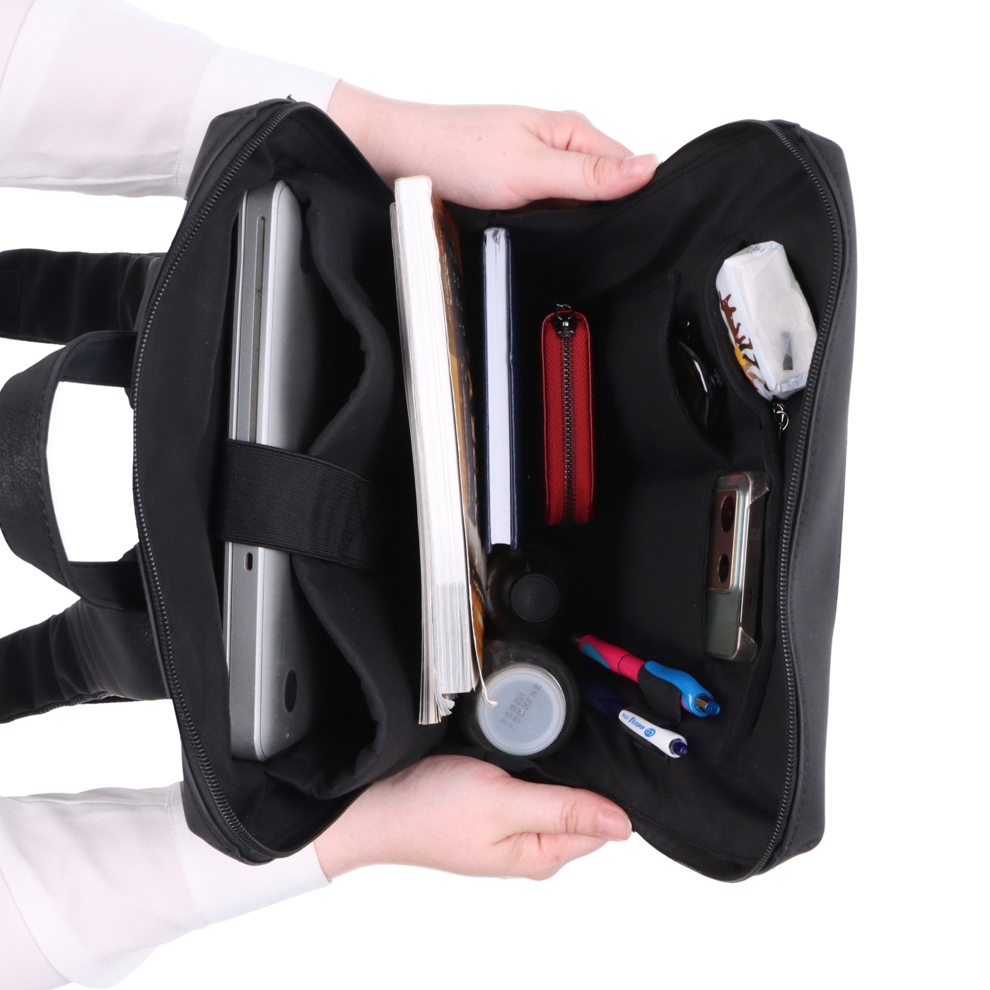 Moderní batoh s přihrádkou na notebook Carmelo materiál syntetická kůže zapínání na zip barva černá velikost velká 4673 C Vnitřek