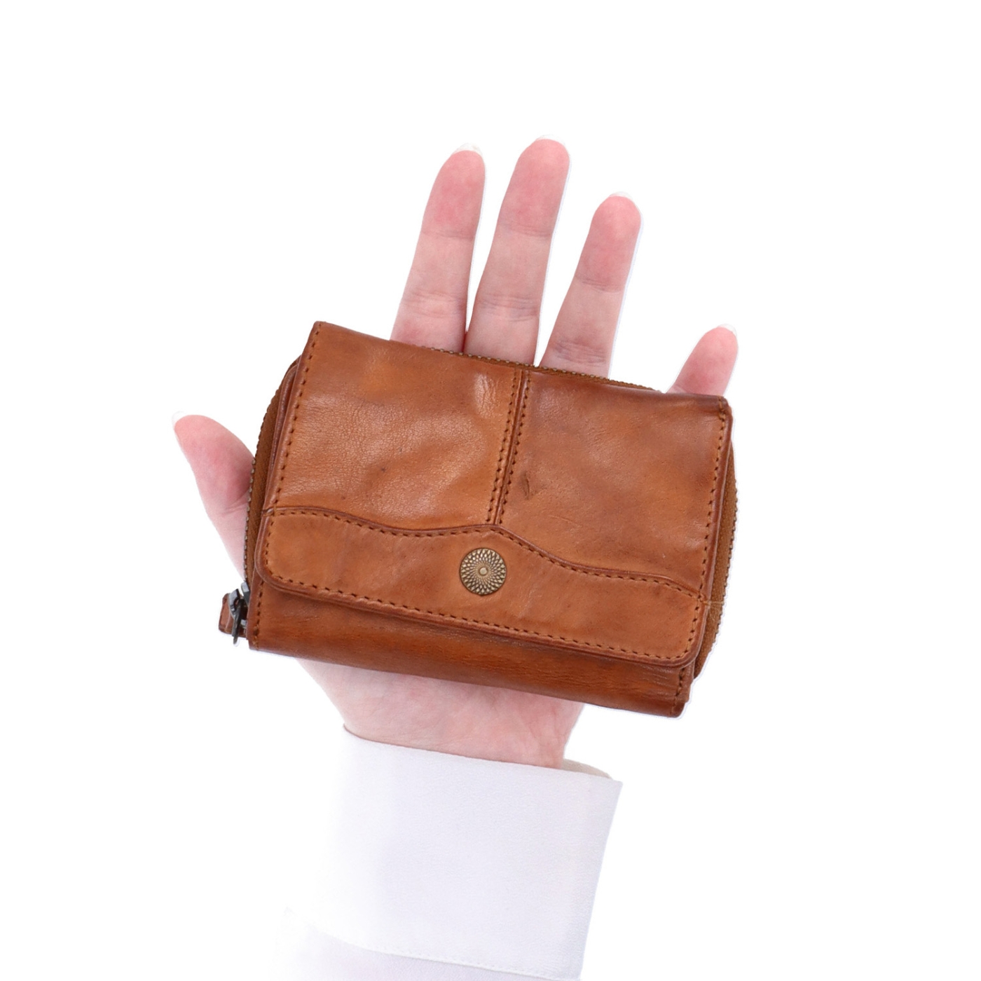 Kožená peněženka s kapsou na zip Noelia Bolger materiál kůže zapínání na cvoček barva koňaková velikost malá 5136 NB KO V ruce