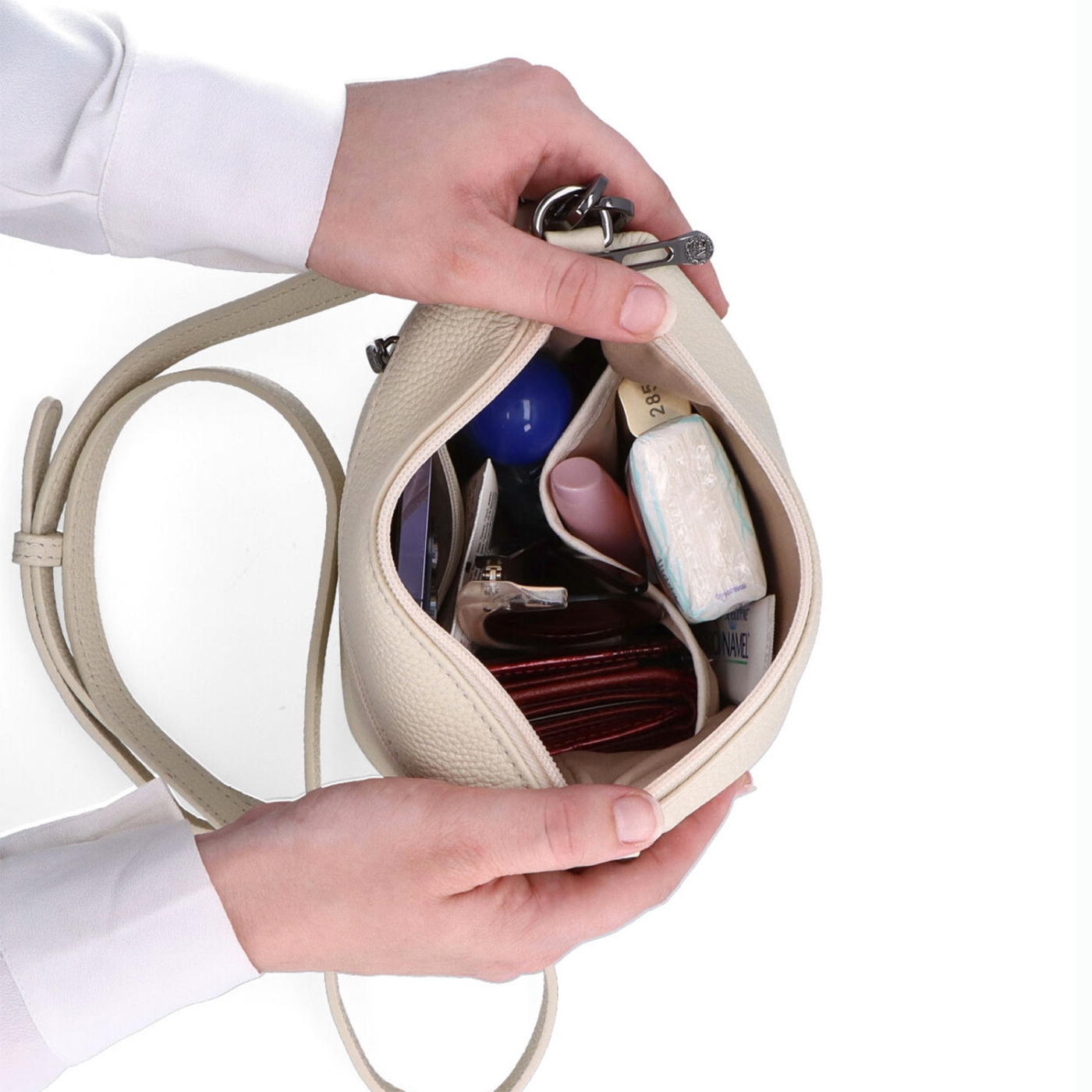 Malá kožená crossbody kabelka s výrazným řetízkem Noelia Bolger materiál kůže zapínání na zip barva béžová velikost malá NB 3016 K Vnitřek