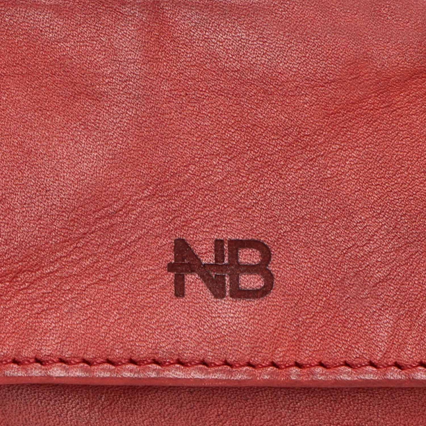 Malá kožená peněženka s čistým designem Noelia Bolger materiál kůže zapínání na cvoček barva červená velikost malá 5134 NB CV Logo