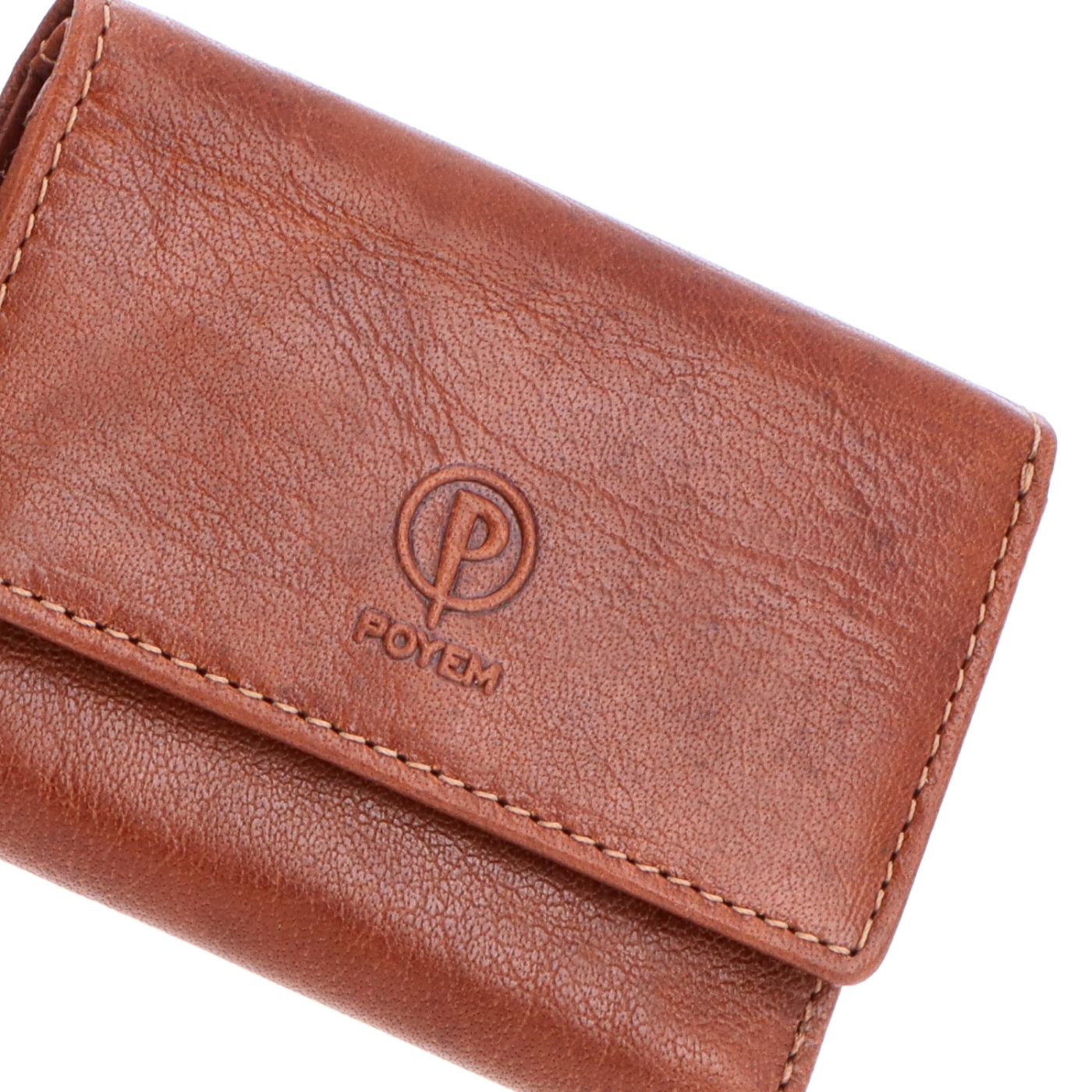 Menší kožená unisex peněženka Poyem materiál kůže zapínání na cvoček barva koňaková velikost malá 5240 Poyem KO Logo
