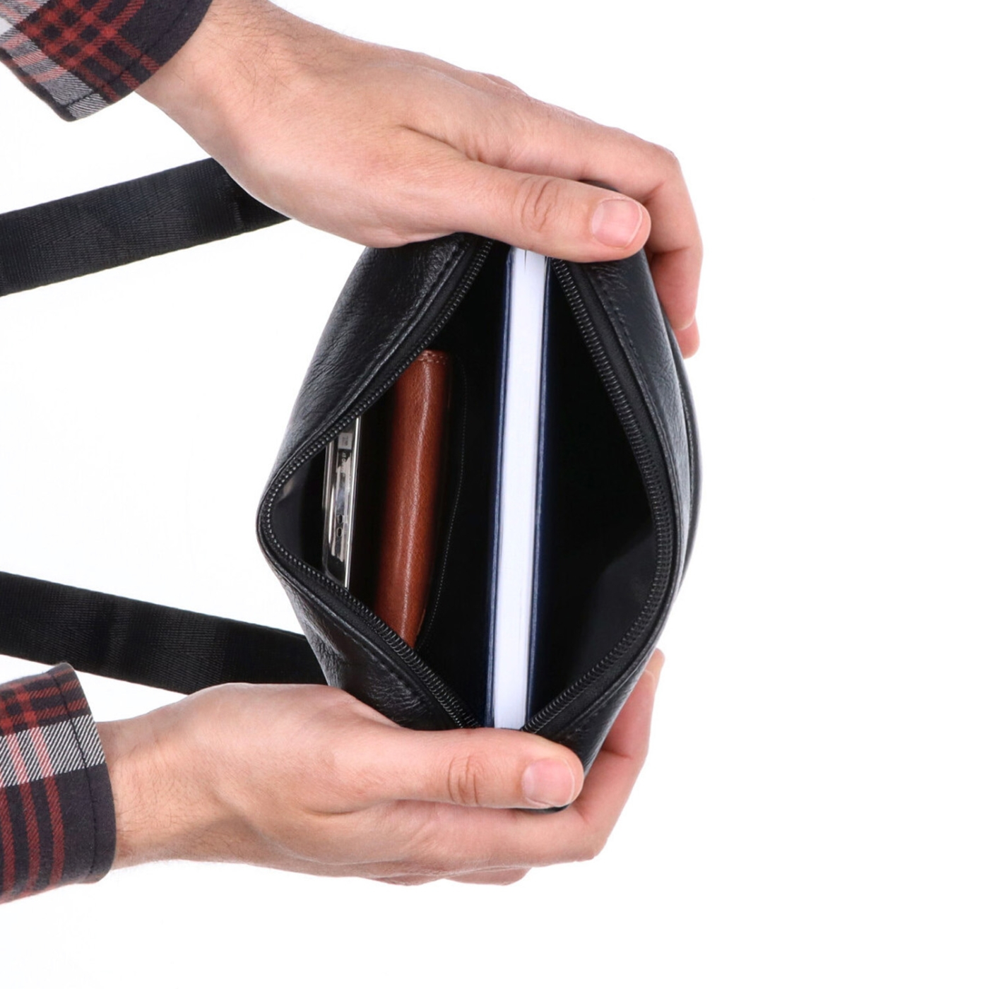 Praktická pánská taška přes rameno Tangerin materiál syntetická kůže zapínání na zip barva černá velikost malá 2322 C Vnitřek