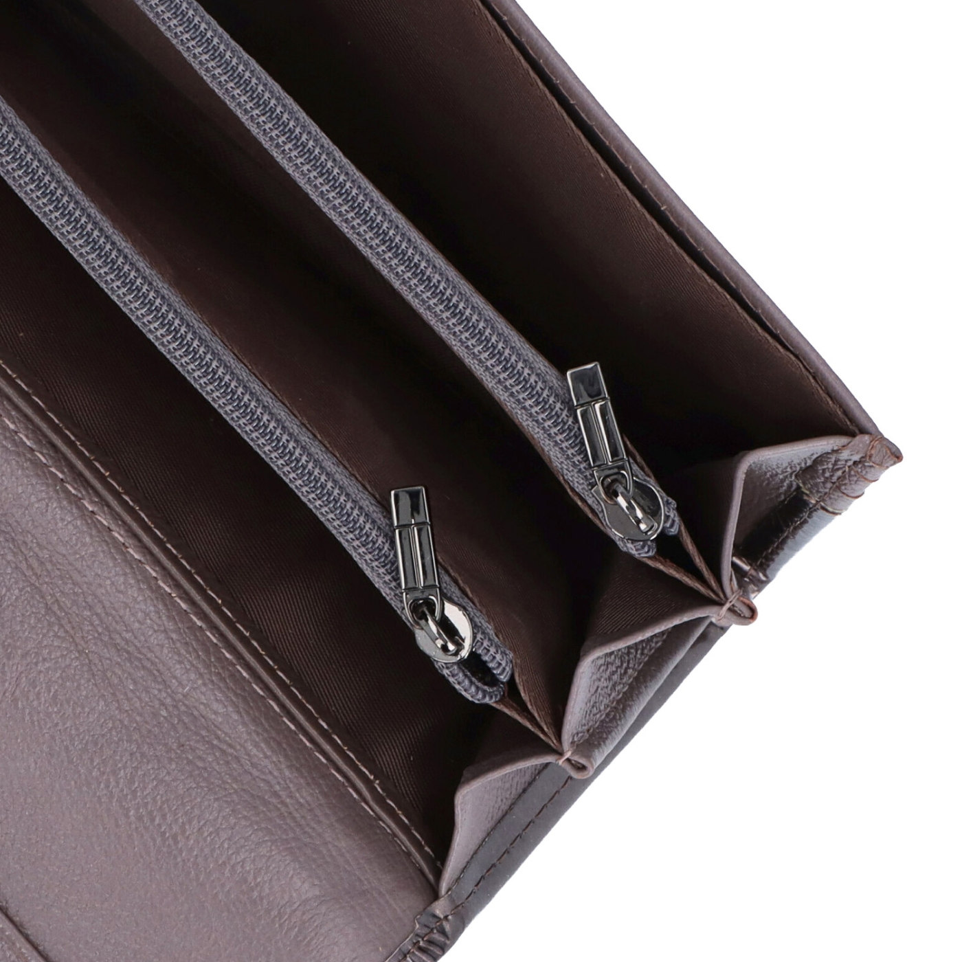 Elegantní dlouhá peněženka Carmelo materiál kůže zapínání na cvoček barva taupe velikost velká 2109 M T Detail