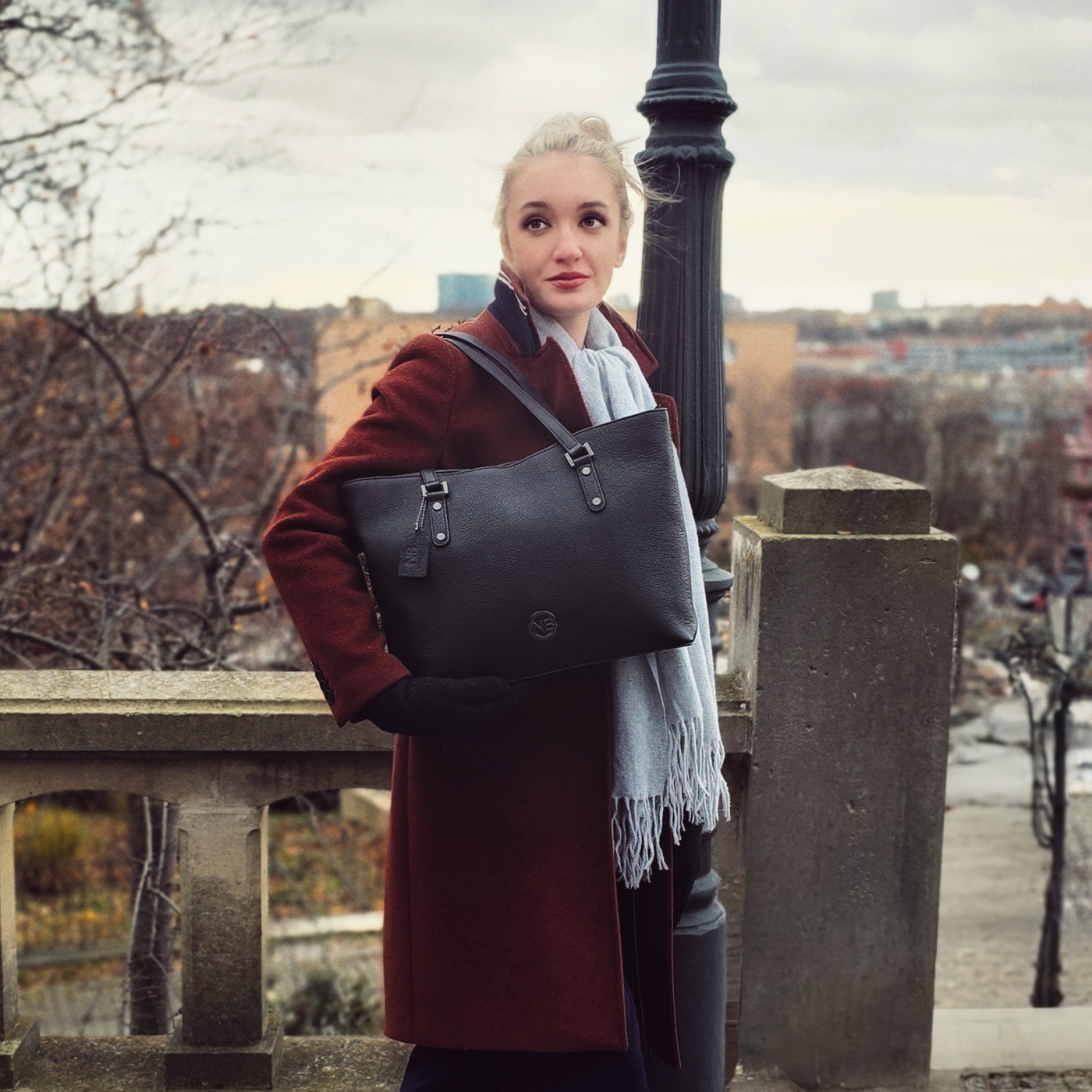 Kožená kabelka přes rameno Noelia Bolger materiál kůže zapínání na zip barva černá velikost velká NB 3010 C Lifestyle
