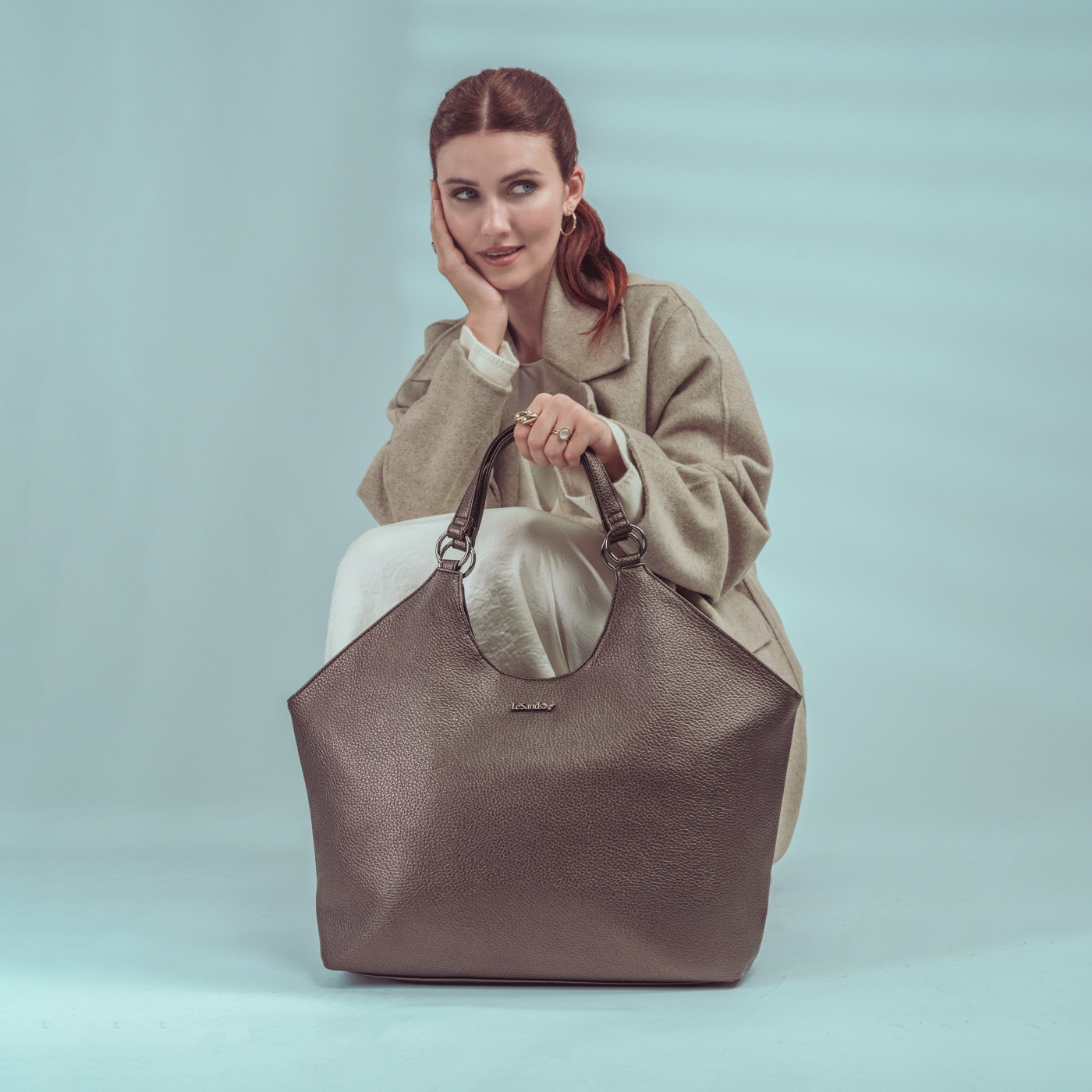 Prostorná kabelka do města přes rameno Le Sands materiál syntetická kůže zapínání na zip barva metalická velikost velká 4651 BR Lifestyle