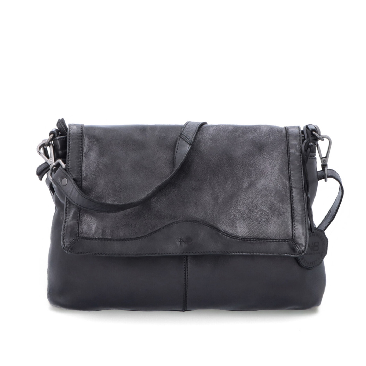 Crossbody kabelka z pravé kůže s klopou Noelia Bolger materiál kůže zapínání s klopou barva černá velikost střední NB 2024 C Zepředu