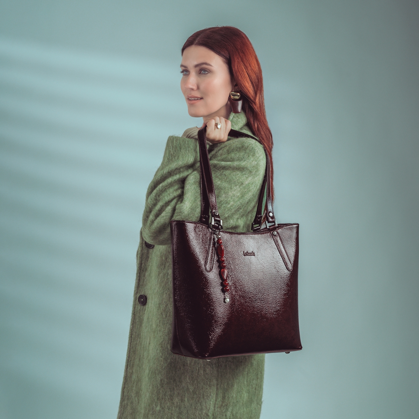 Syntetická shopper kabelka s přívěskem Le Sands materiál syntetická kůže zapínání na zip barva vínová velikost velká 4643 BO Lifestyle