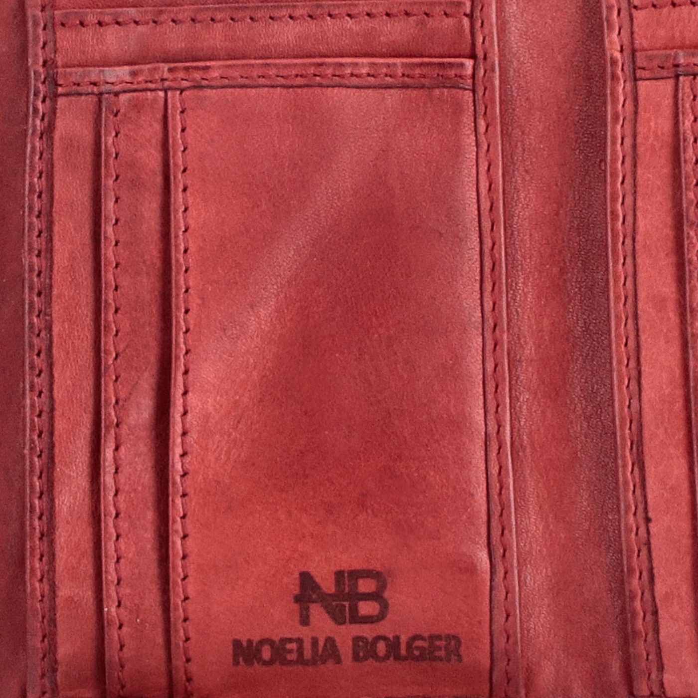 Kompaktní kožená peněženka s mandalou Noelia Bolger materiál kůže zapínání na cvoček barva červená velikost střední 5122 NB CV Logo