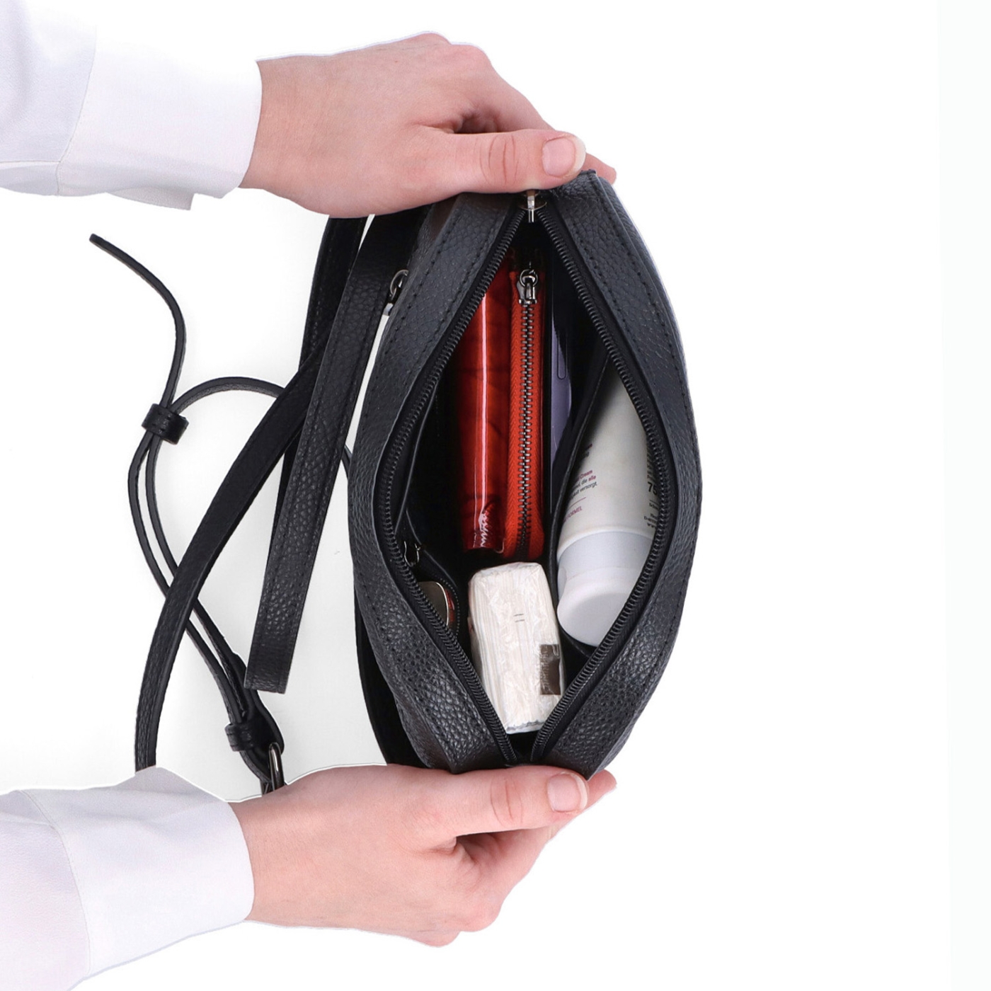 Malá kožená crossbody kabelka s kapsou na zip Noelia Bolger materiál kůže zapínání na zip barva černá velikost malá NB 3013 C Vnitřek