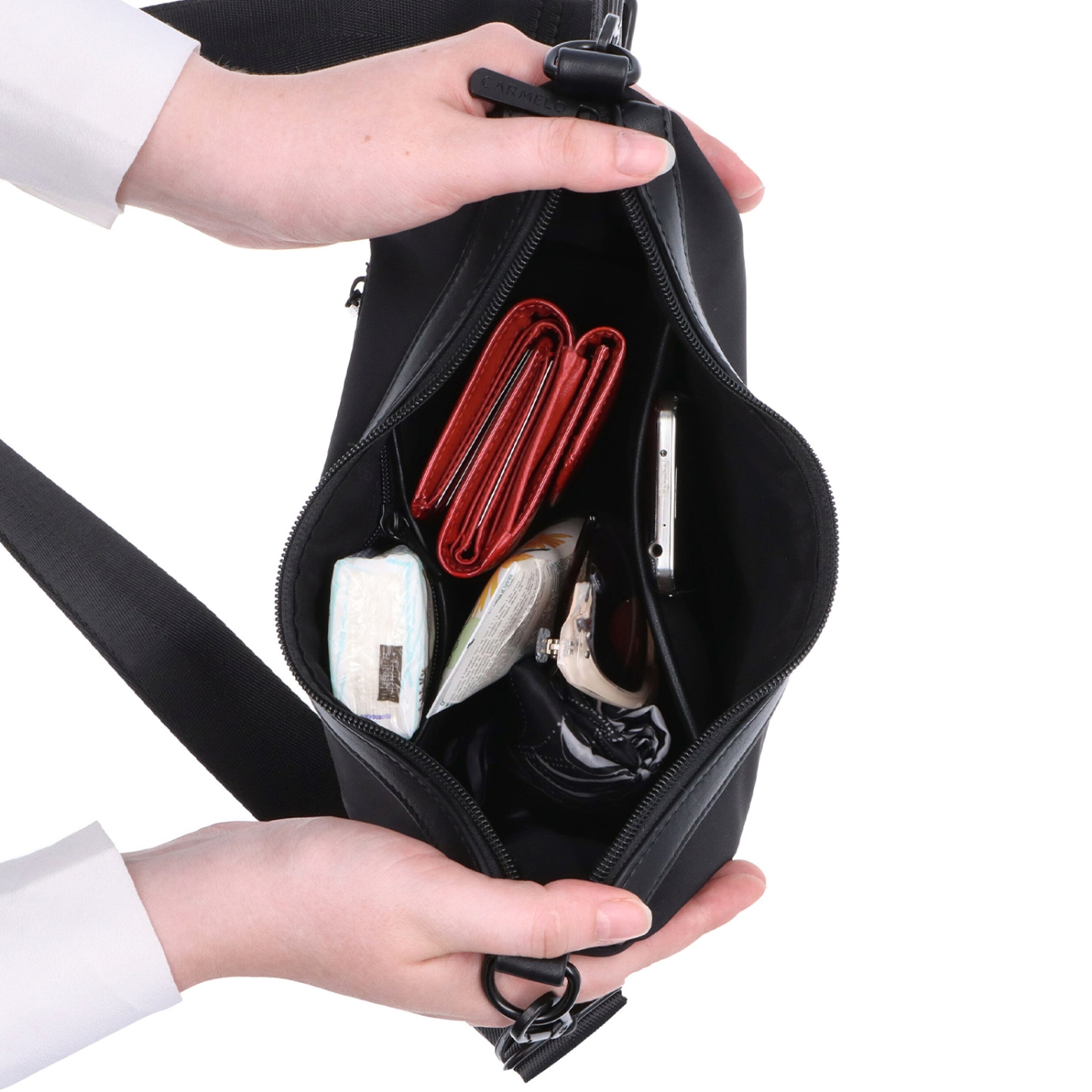 Malá kabelka se zaobleným tvarem Carmelo materiál nylon zapínání na zip barva černá velikost malá 6602 C Vnitřek