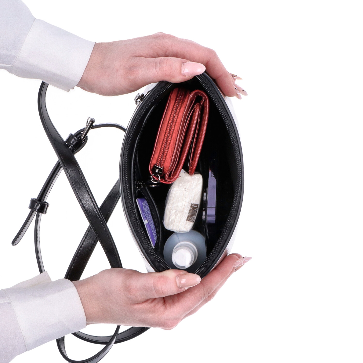 Luxusní malá kožená crossbody kabelka Noelia Bolger materiál kůže zapínání na zip barva černá velikost malá NB 0080 C Vnitřek