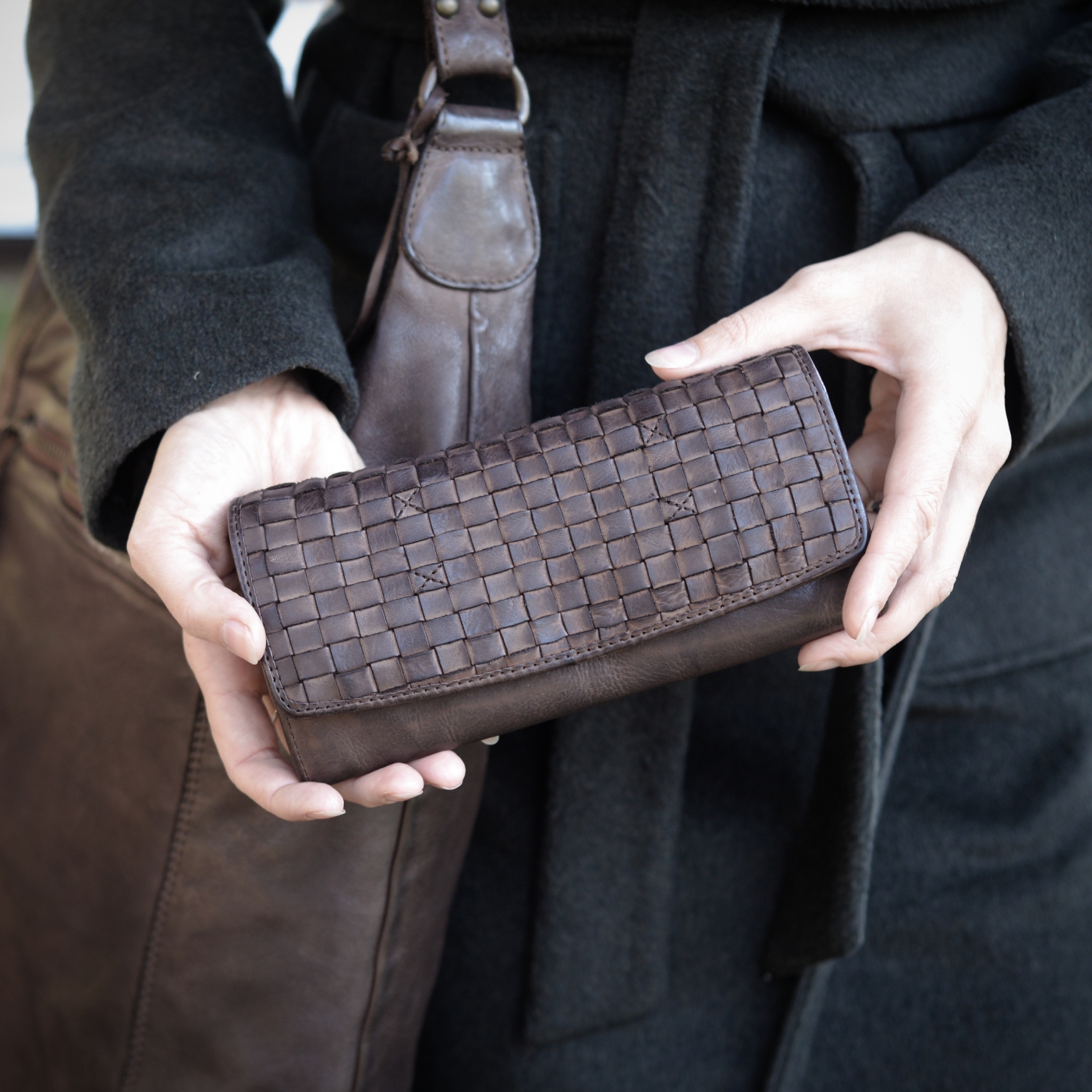 Dlouhá proplétaná peněženka Noelia Bolger materiál kůže zapínání na cvoček barva hnědá velikost velká 5105 NB H Lifestyle