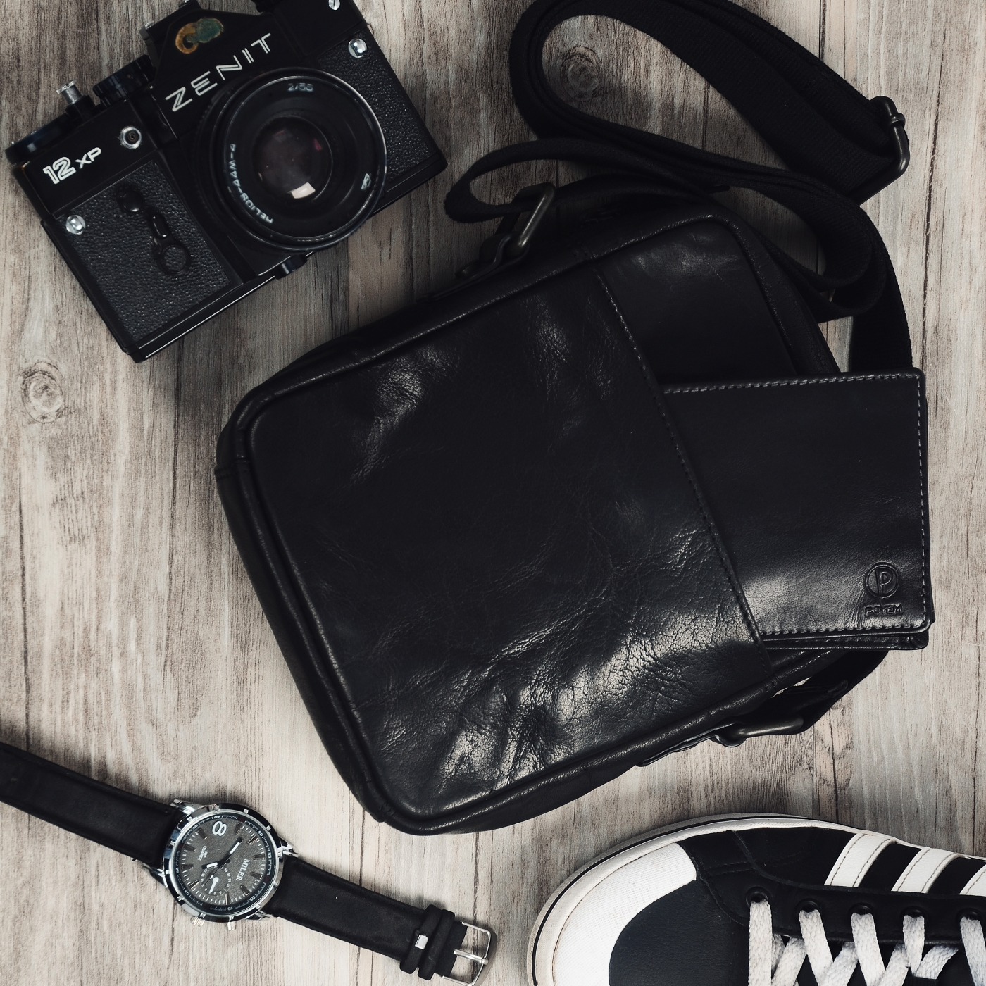 Kožená crossbody taška Poyem materiál kůže barva černá velikost malá 2200 Poyem C Lifestyle